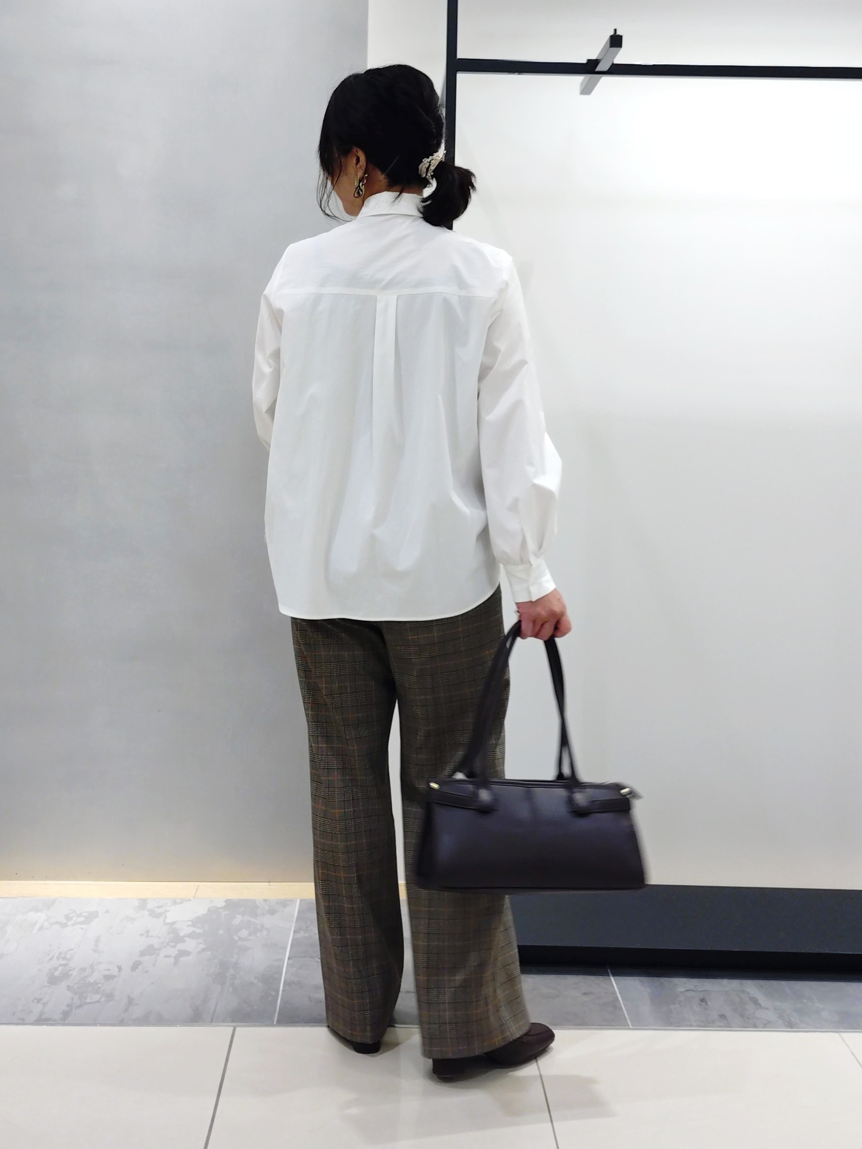 TOMOMIさんの「INDIVI｜【ストレッチ◎】取外し可ボウタイシャツ」を使ったコーディネート