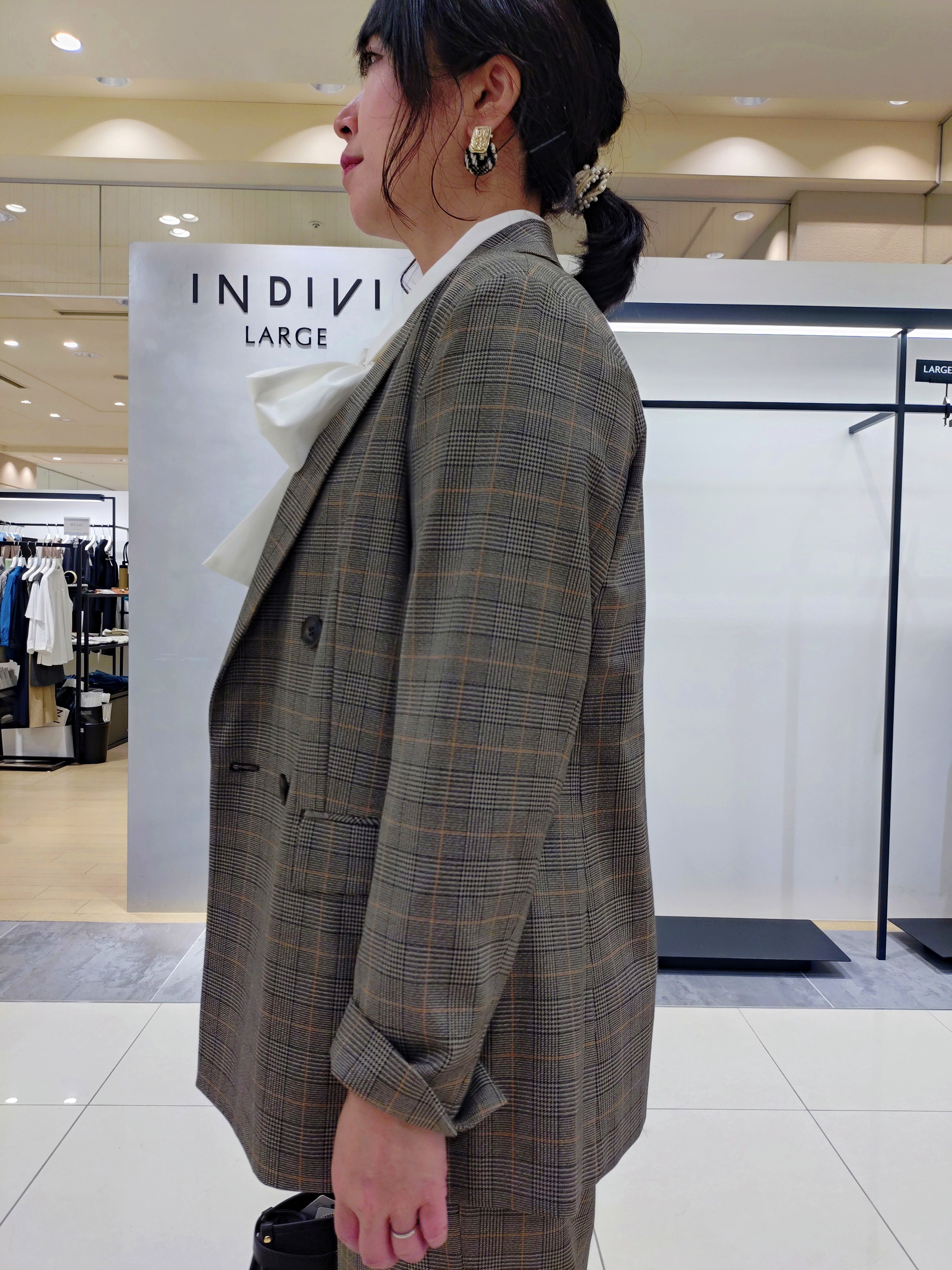 TOMOMIさんの「INDIVI｜【ストレッチ◎】取外し可ボウタイシャツ」を使ったコーディネート
