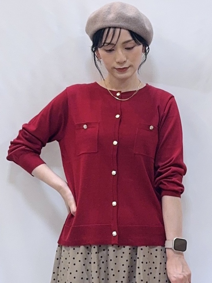 𝐇𝐢𝐫𝐨𝐦𝐢さんの「SHOO･LA･RUE｜【洗濯機可/S-LL】金ボタンが上品に。さらさらタッチカーディガン」を使ったコーディネート