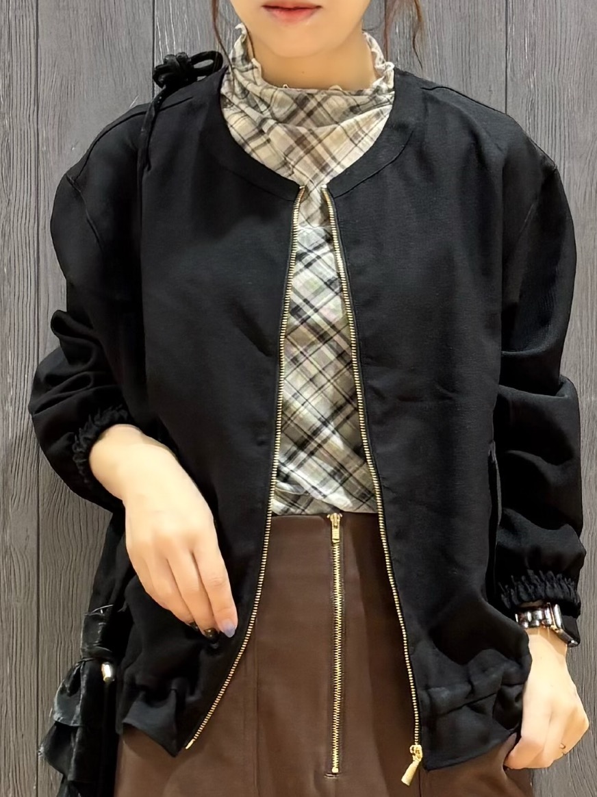 meiさんの「SHOO･LA･RUE｜【洗濯後しわになりにくい/S-LL】裾ドロストフリルブルゾン」を使ったコーディネート