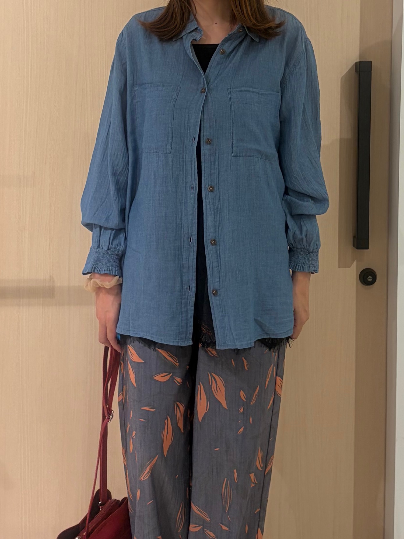 funafunaさんの「SHOO･LA･RUE｜【綿100%/UV/S-LL/体型カバー】ヒップが隠せる やわらかデニムシャツ」を使ったコーディネート