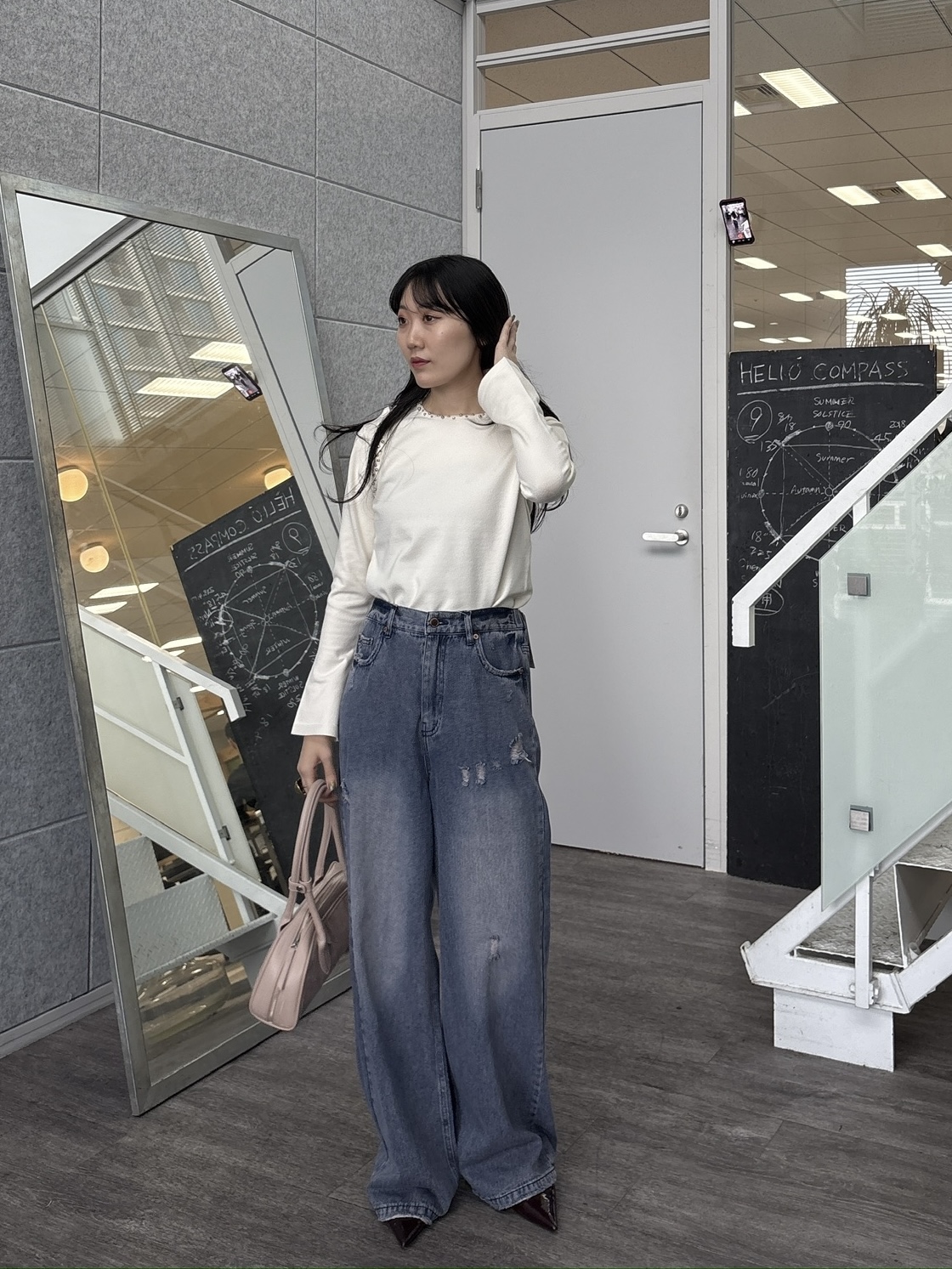 rinaさんの「INDIVI｜サイドギャザー ワイドデニム」を使ったコーディネート