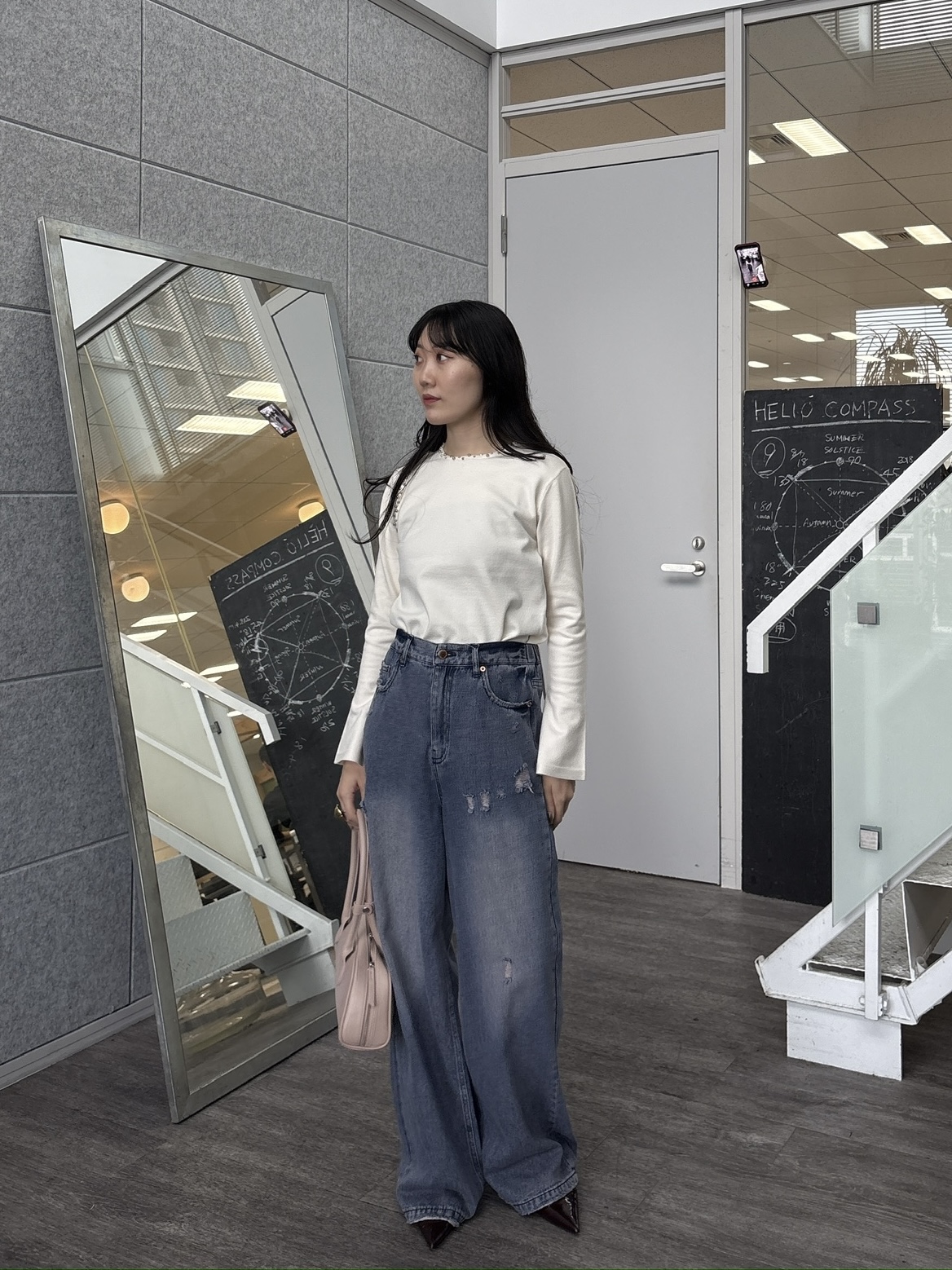 rinaさんの「INDIVI｜サイドギャザー ワイドデニム」を使ったコーディネート