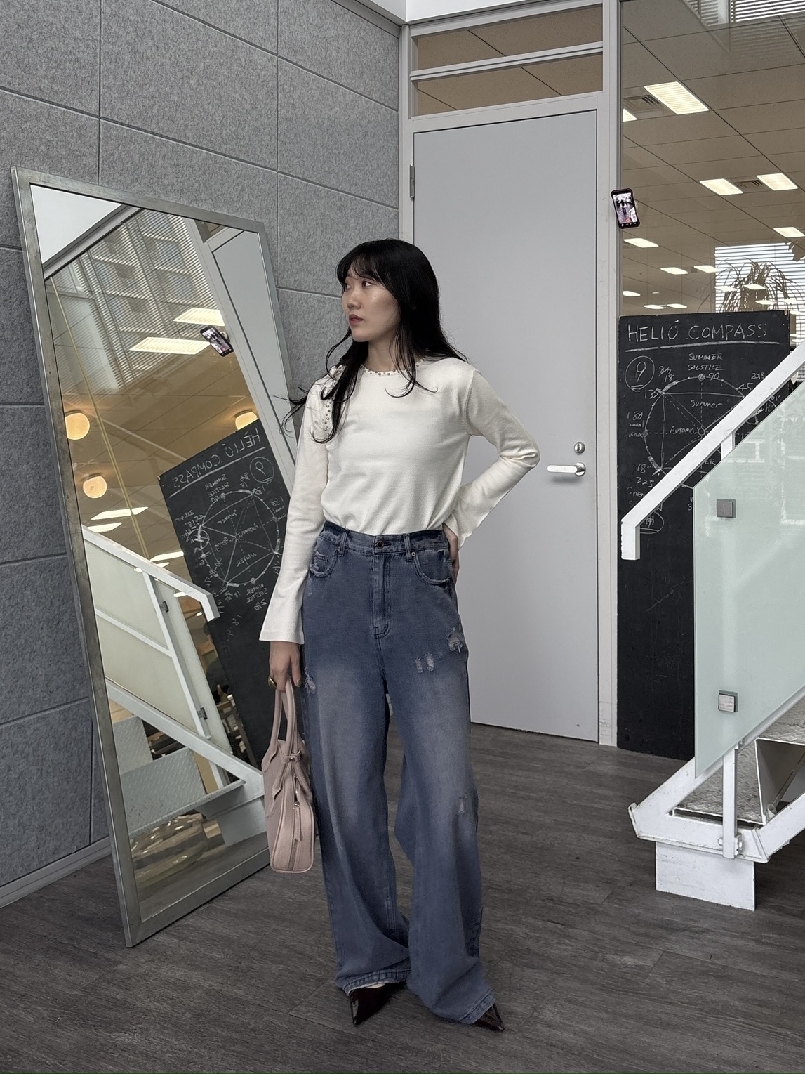 rinaさんの「INDIVI｜サイドギャザー ワイドデニム」を使ったコーディネート