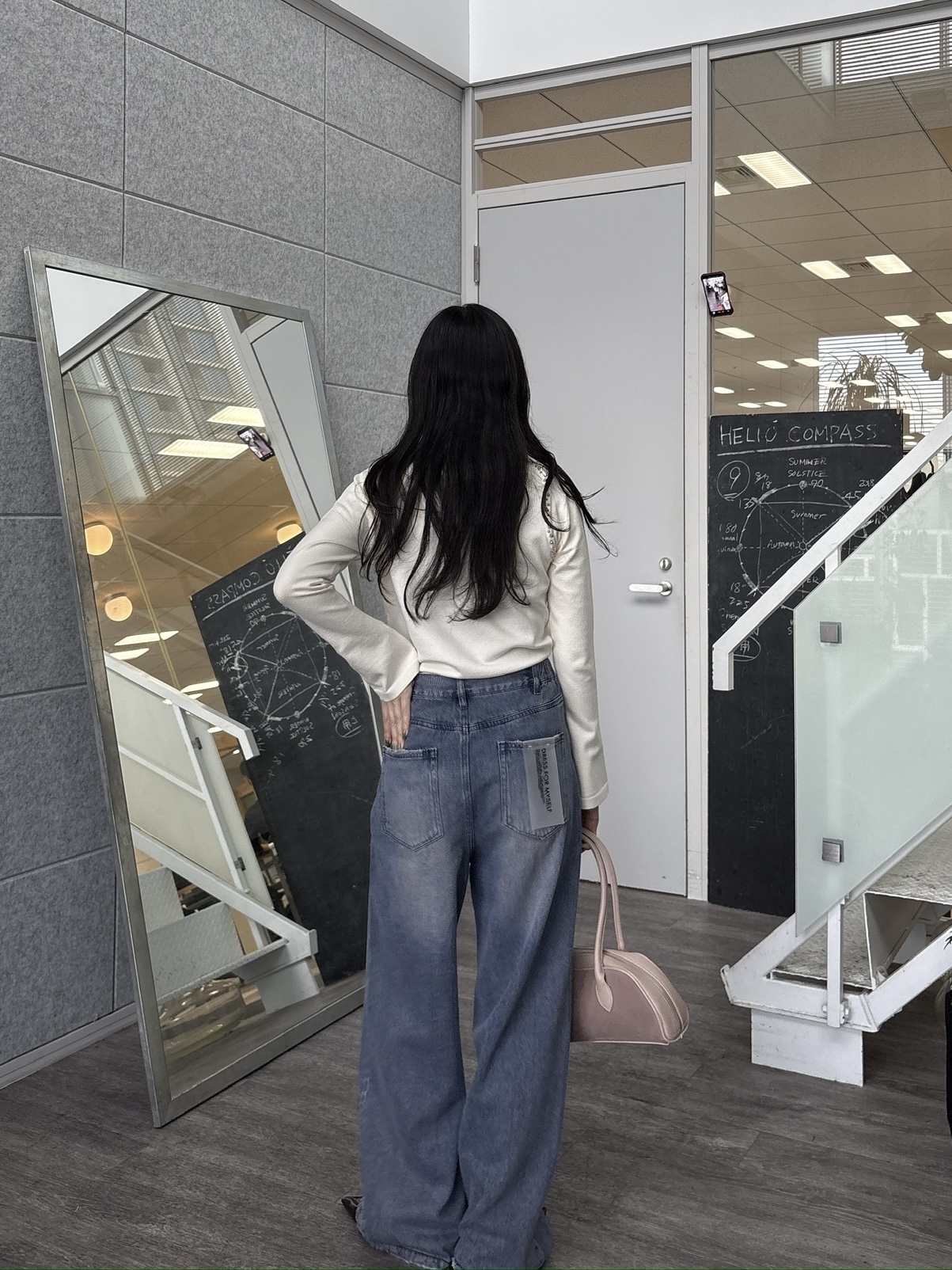 rinaさんの「INDIVI｜サイドギャザー ワイドデニム」を使ったコーディネート
