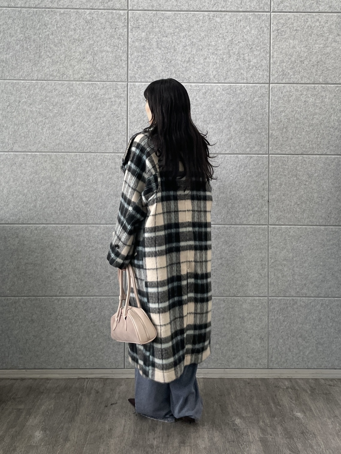 rinaさんの「INDIVI｜サイドギャザー ワイドデニム」を使ったコーディネート