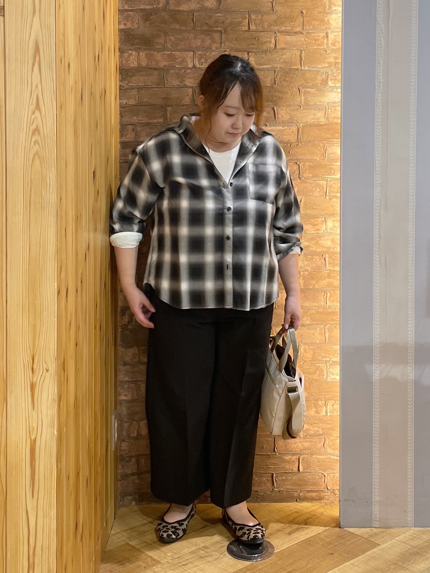 Risaさんの「SHOO･LA･RUE｜【洗濯後しわになりにくい/S-LL】選べる6パターン 羽織としても活躍する ベーシックシャツ」を使ったコーディネート