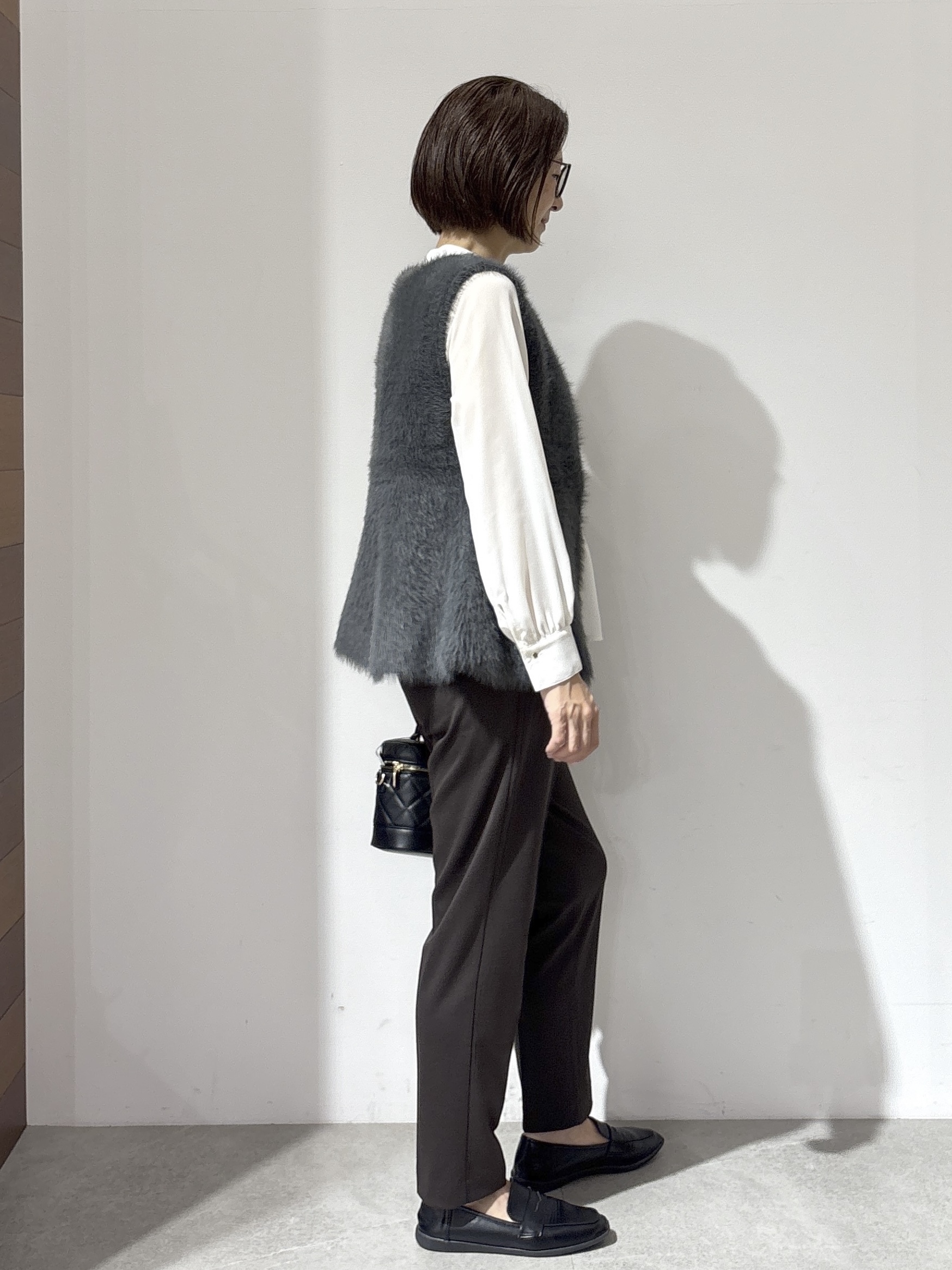 NAKAさんの「OPAQUE.CLIP｜フェザーニットペプラムジレ【洗濯機OK】」を使ったコーディネート