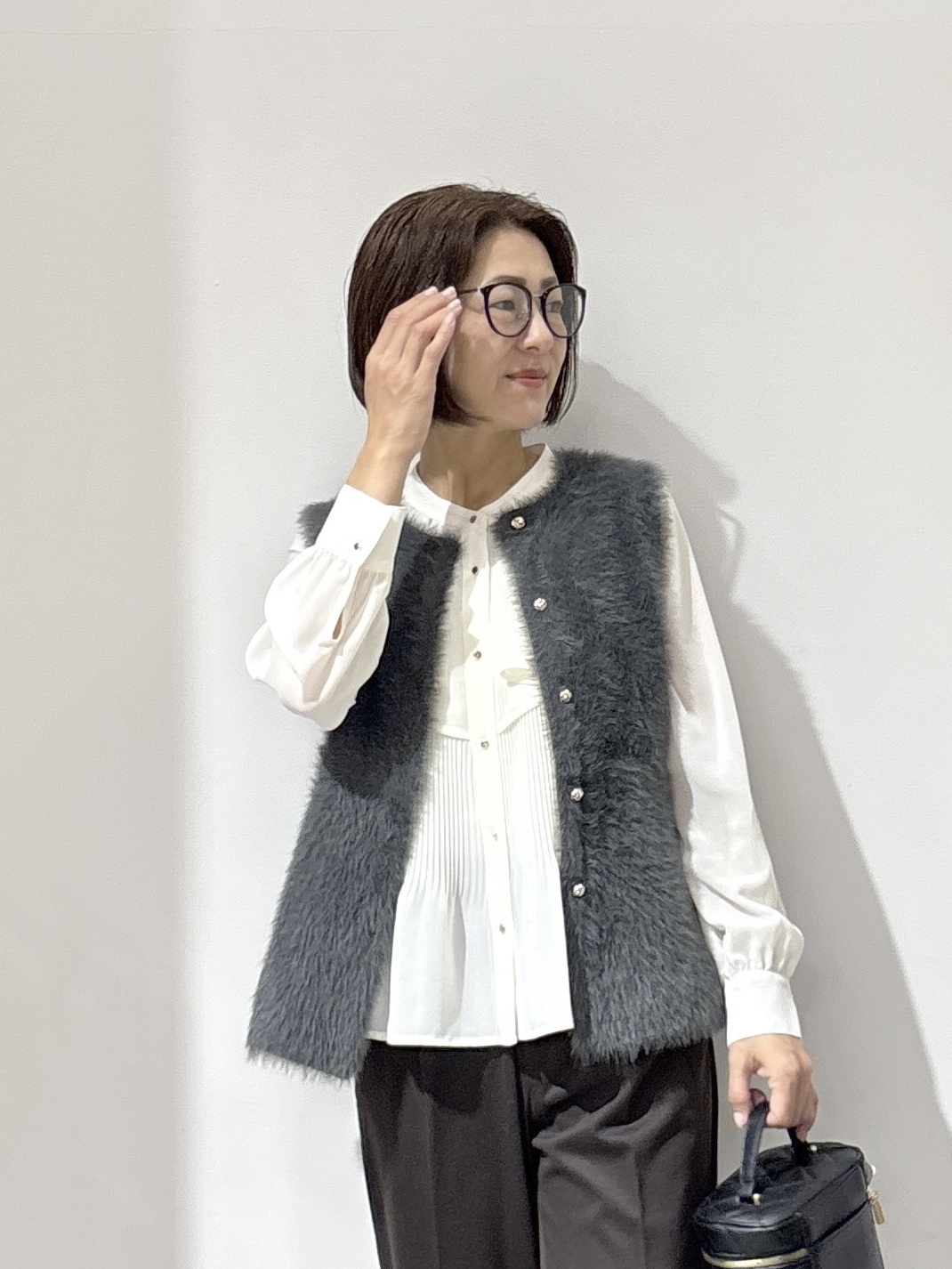 NAKAさんの「OPAQUE.CLIP｜フェザーニットペプラムジレ【洗濯機OK】」を使ったコーディネート