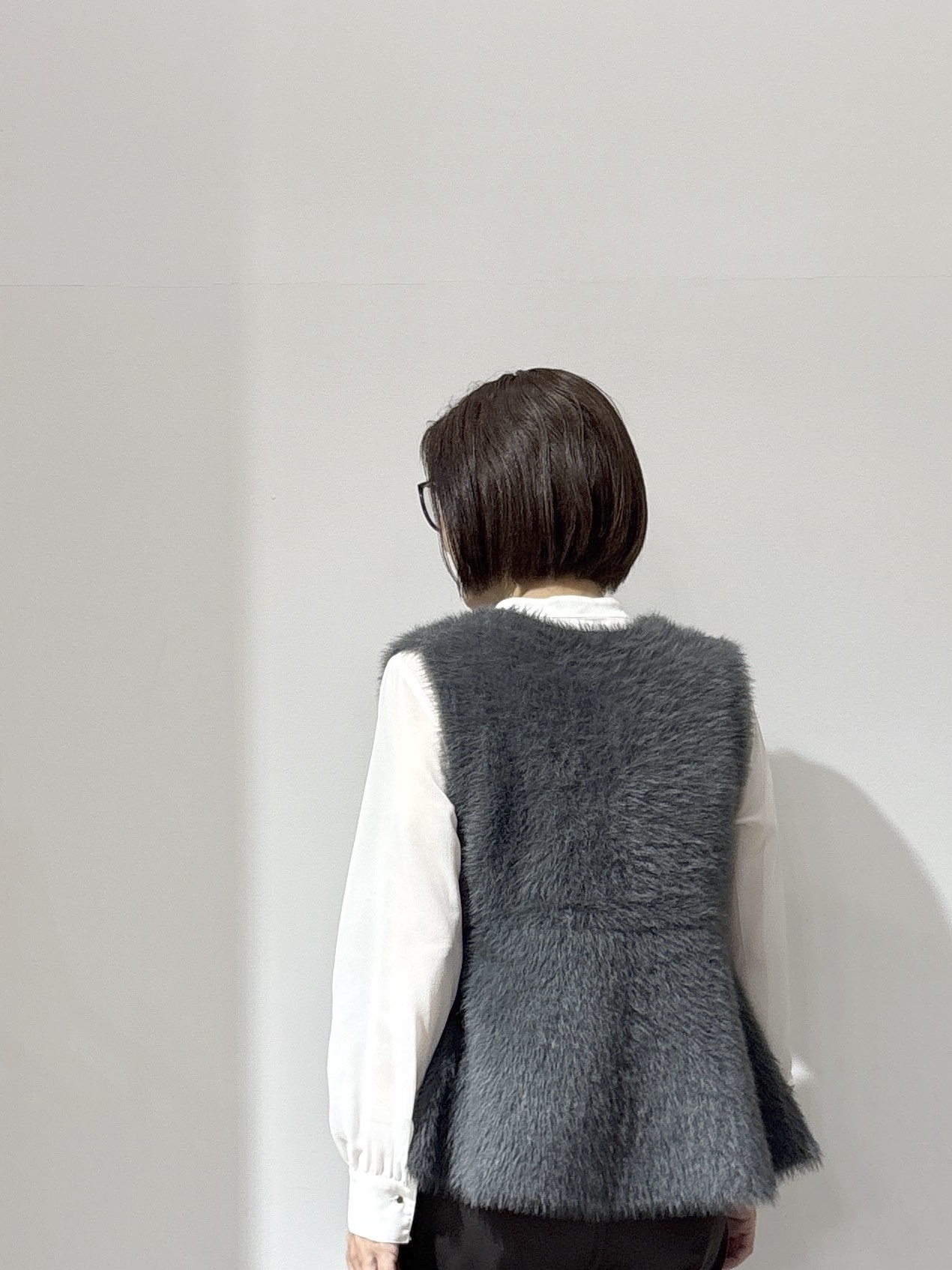 NAKAさんの「OPAQUE.CLIP｜フェザーニットペプラムジレ【洗濯機OK】」を使ったコーディネート