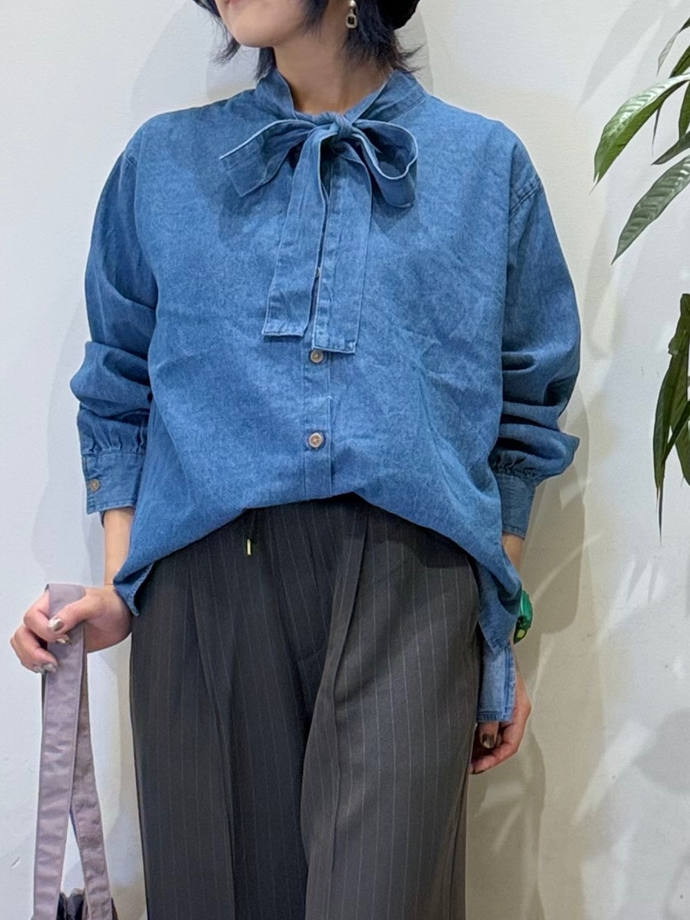 misakiさんの「SHOO･LA･RUE｜【洗濯機可】デニムボウタイリボンシャツ」を使ったコーディネート
