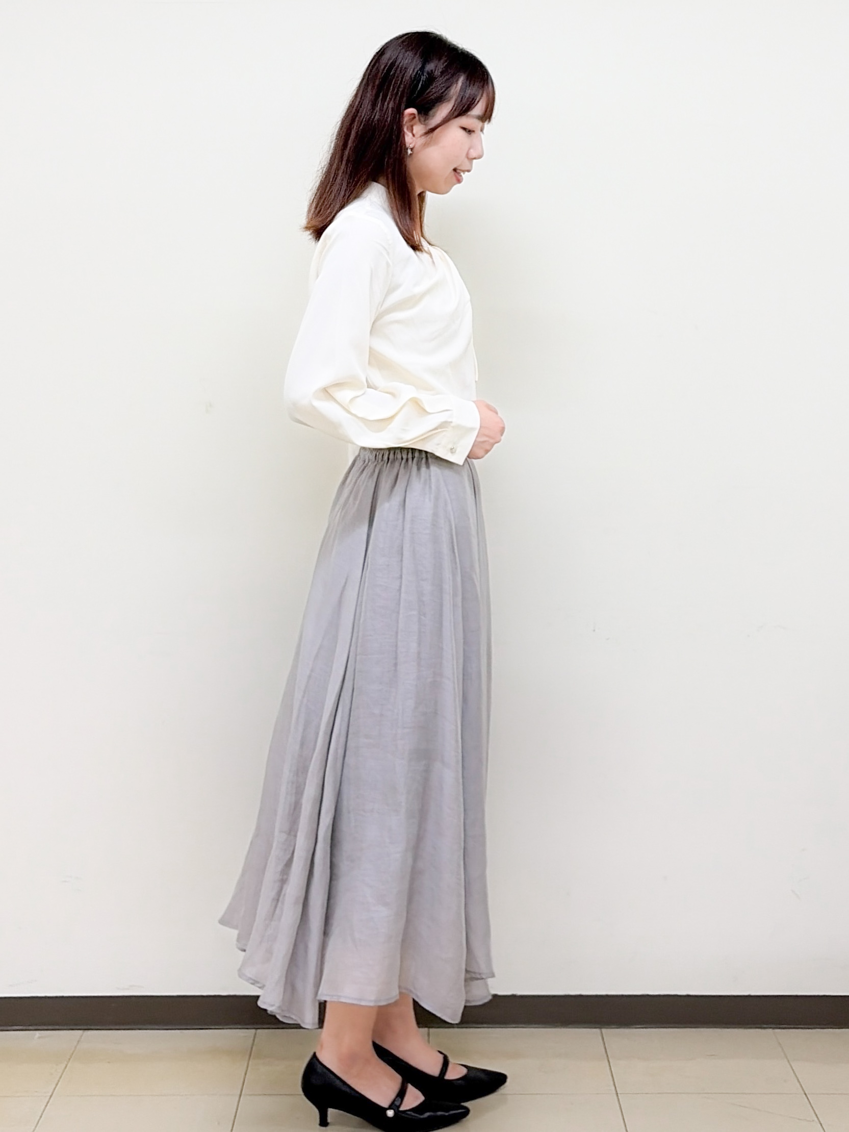 yurinaさんの「index｜ゴールドモチーフ付きボウタイブラウス【洗濯機OK／イージーアイロン】」を使ったコーディネート