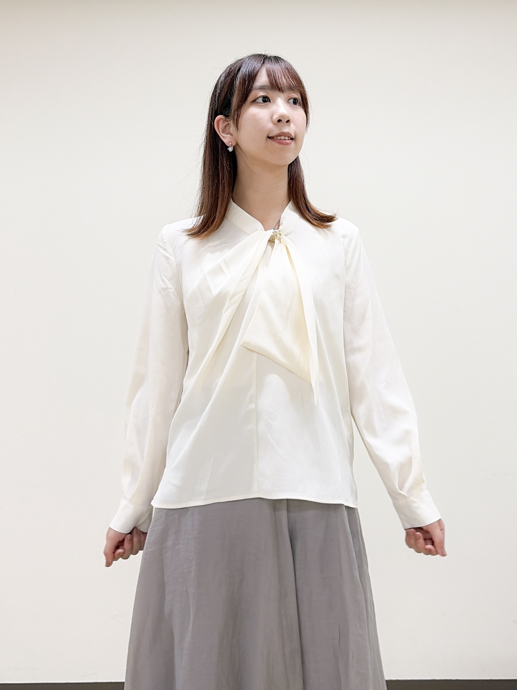 yurinaさんの「index｜ゴールドモチーフ付きボウタイブラウス【洗濯機OK／イージーアイロン】」を使ったコーディネート