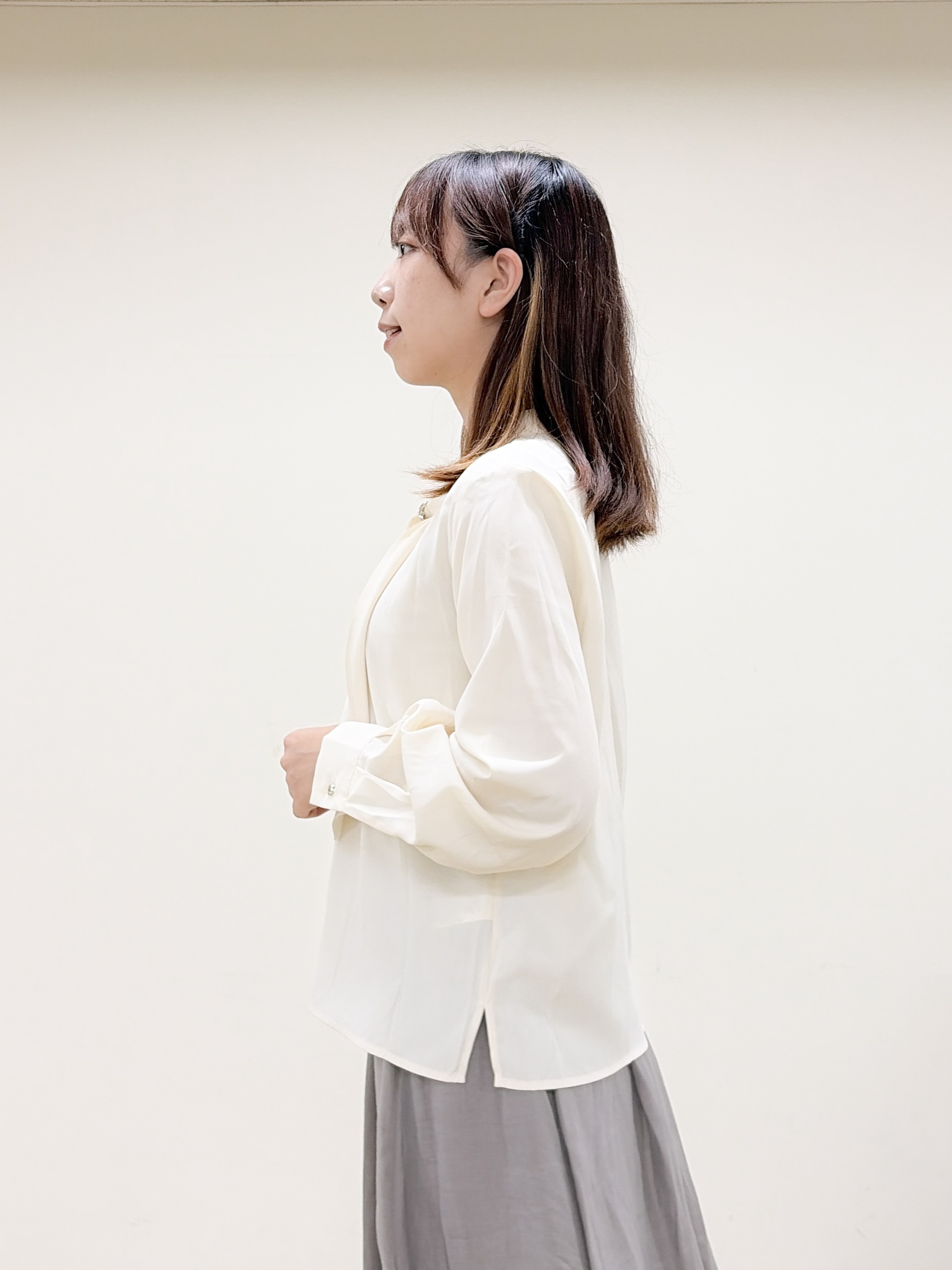 yurinaさんの「index｜ゴールドモチーフ付きボウタイブラウス【洗濯機OK／イージーアイロン】」を使ったコーディネート
