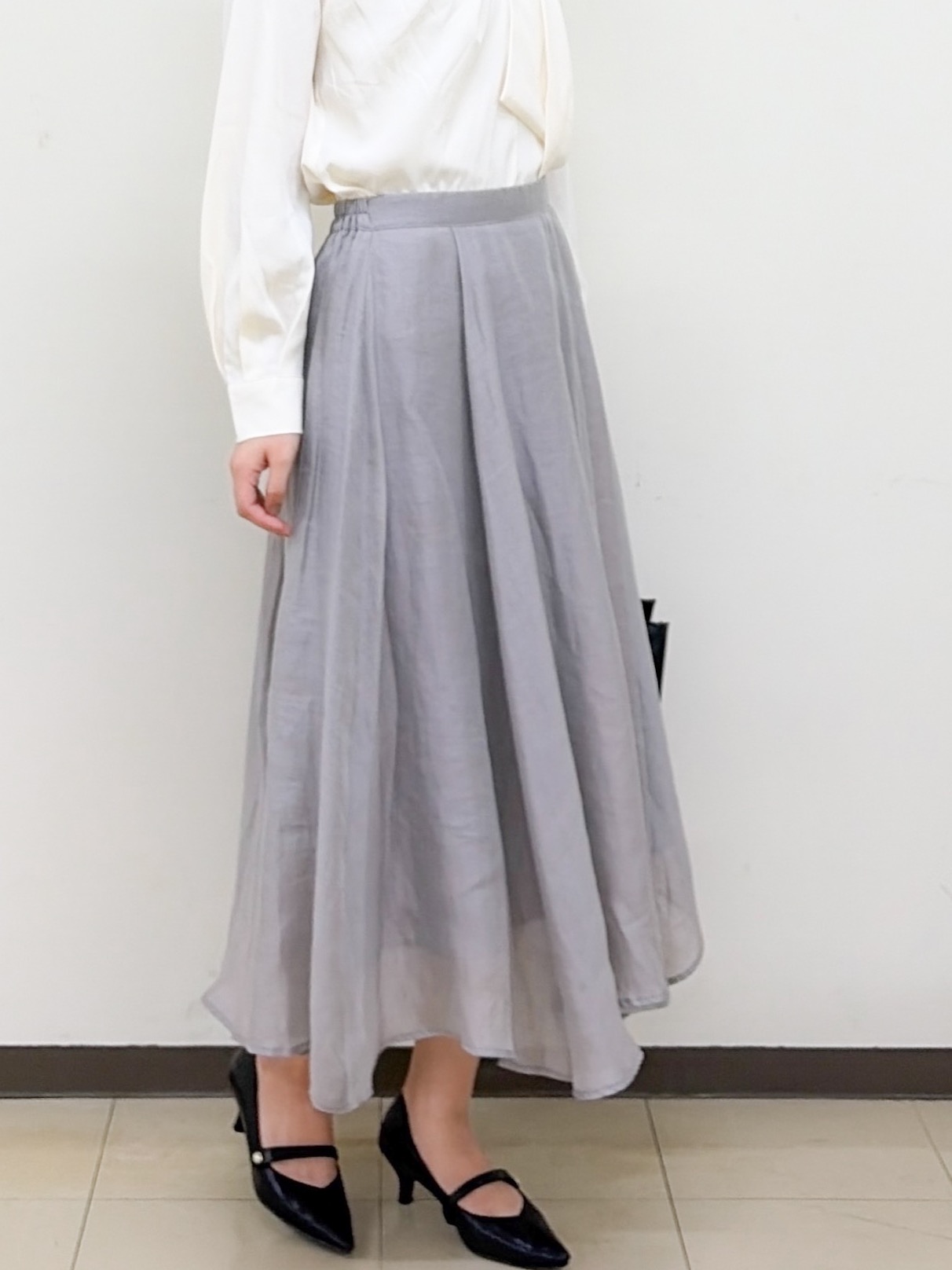 yurinaさんの「index｜ゴールドモチーフ付きボウタイブラウス【洗濯機OK／イージーアイロン】」を使ったコーディネート