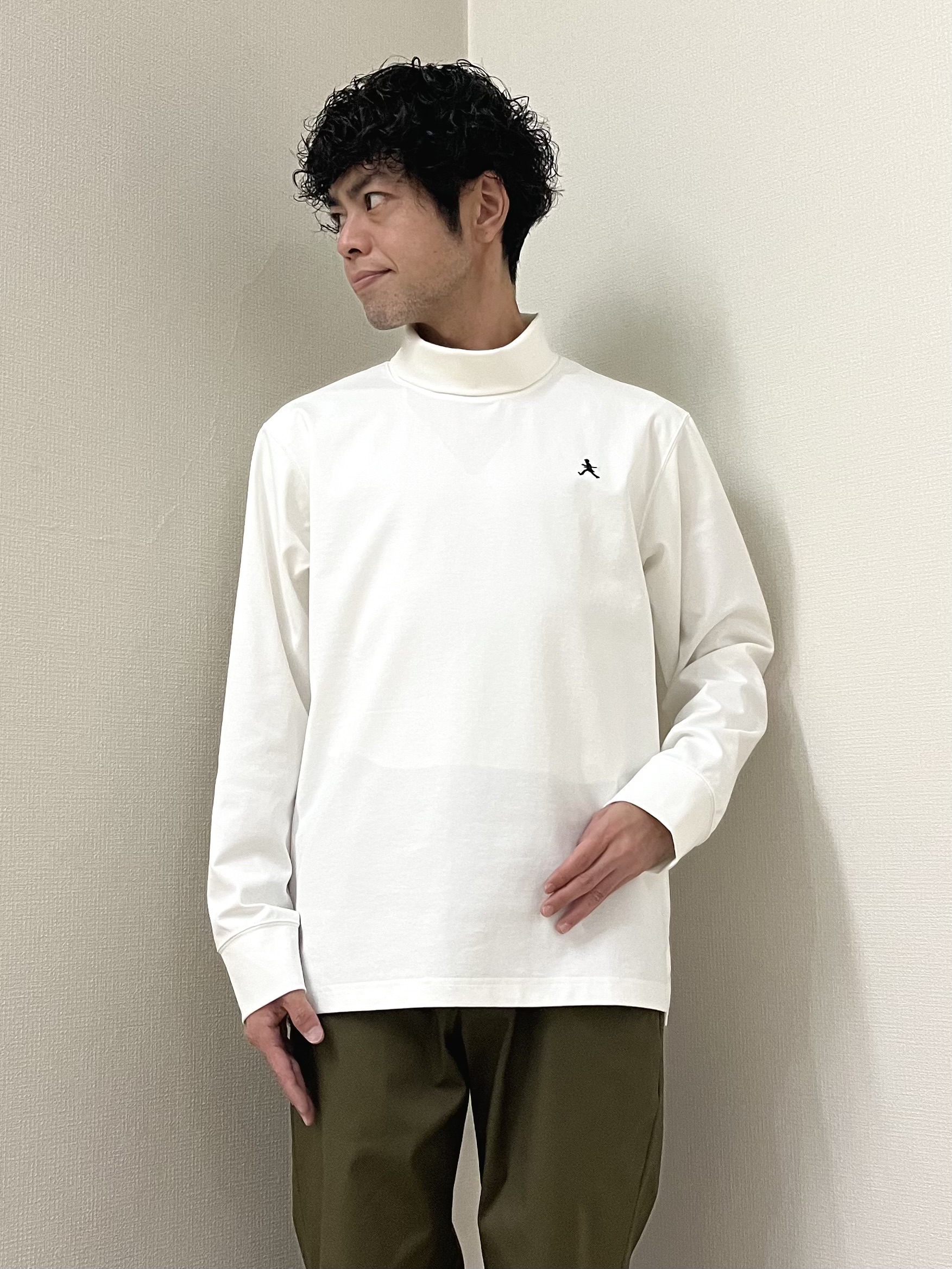 URAさんの「TAKEO KIKUCHI｜【BOWLER HAT LABEL】オフタートル プルオーバージャージ」を使ったコーディネート