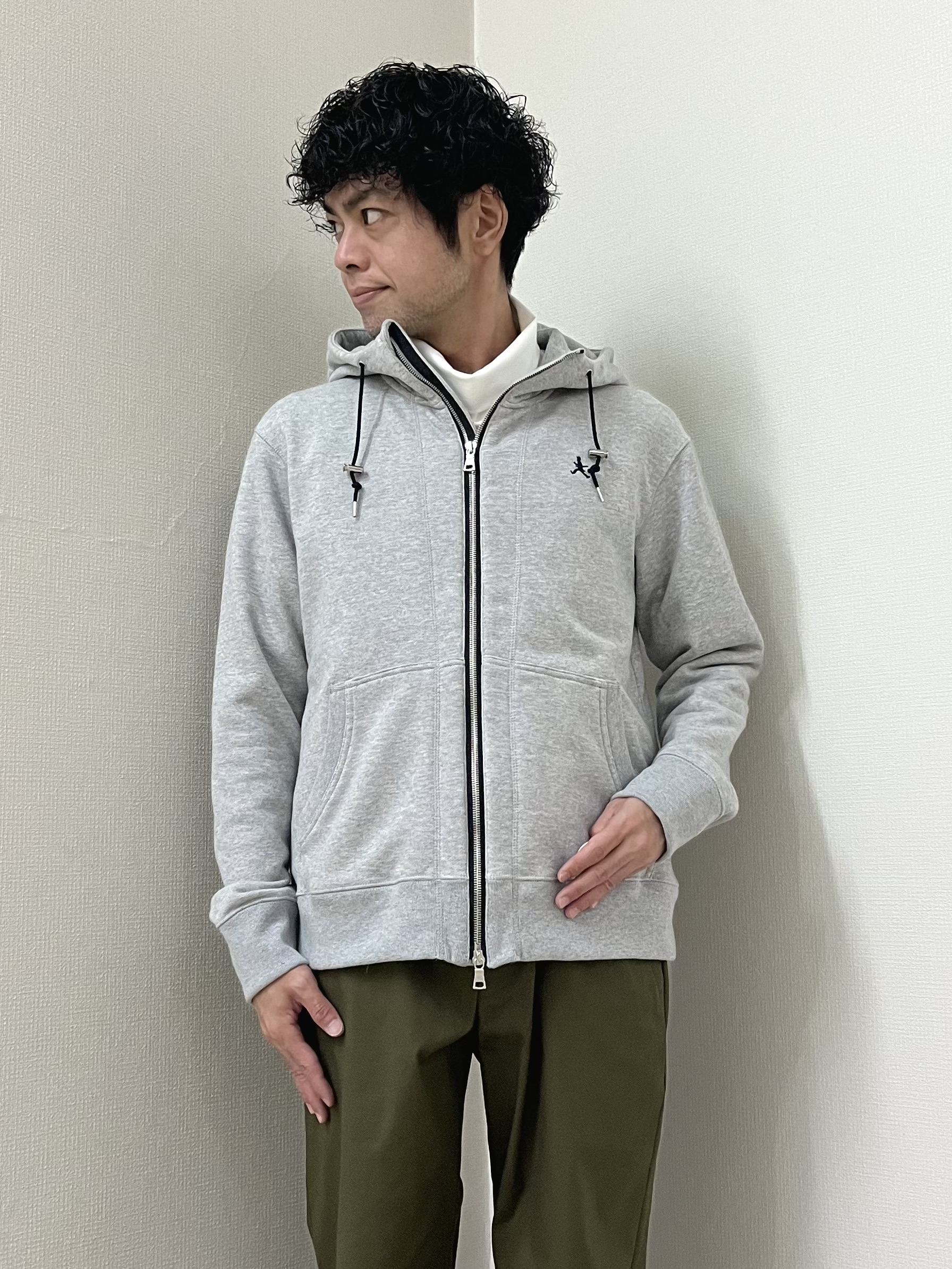 URAさんの「TAKEO KIKUCHI｜【BOWLER HAT LABEL】ジップアップ スウェットパーカー」を使ったコーディネート