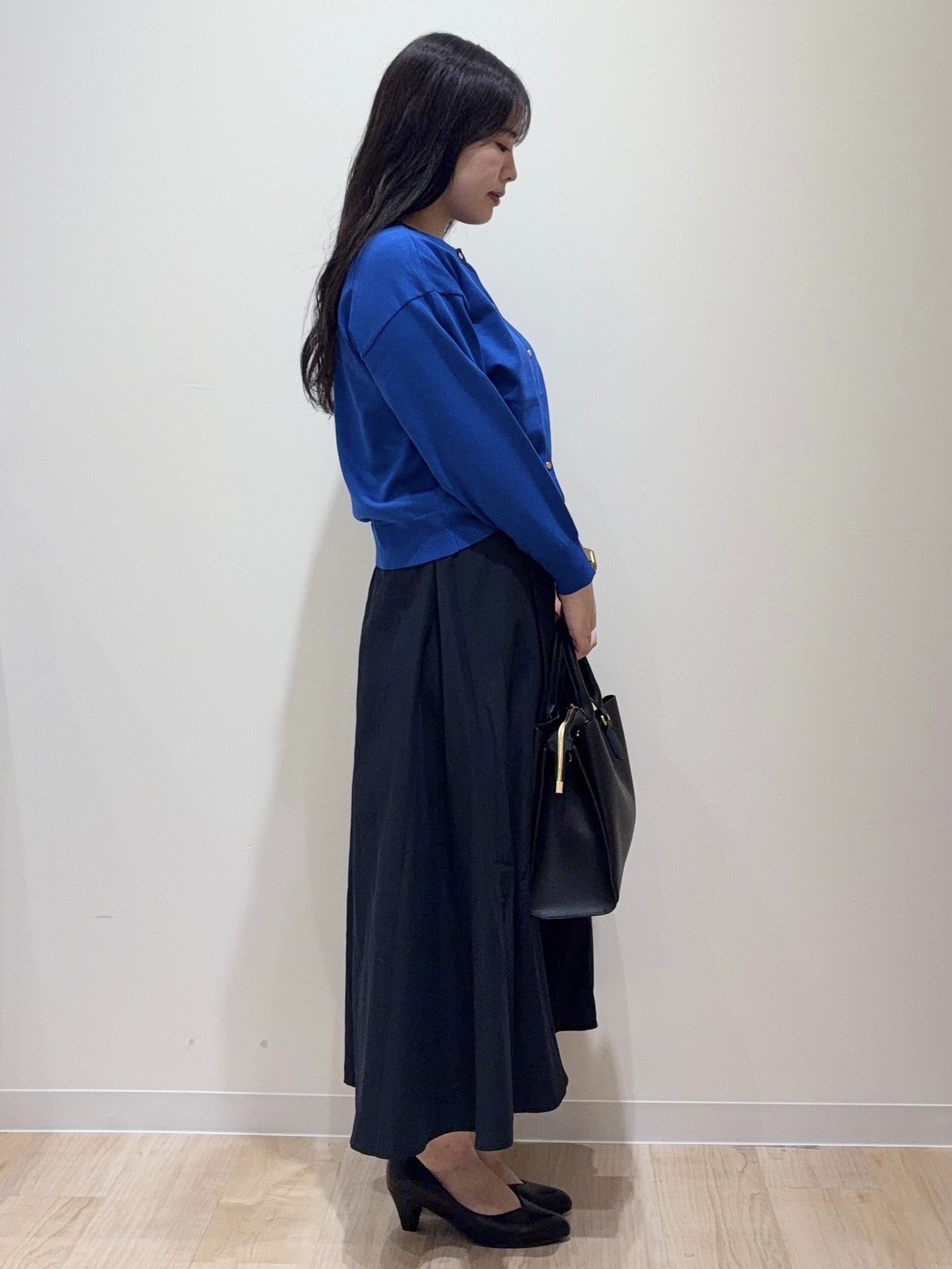 minamiさんの「grove｜【前後2WAY】さりげなく、上品にきらめく ニットカーディガン」を使ったコーディネート