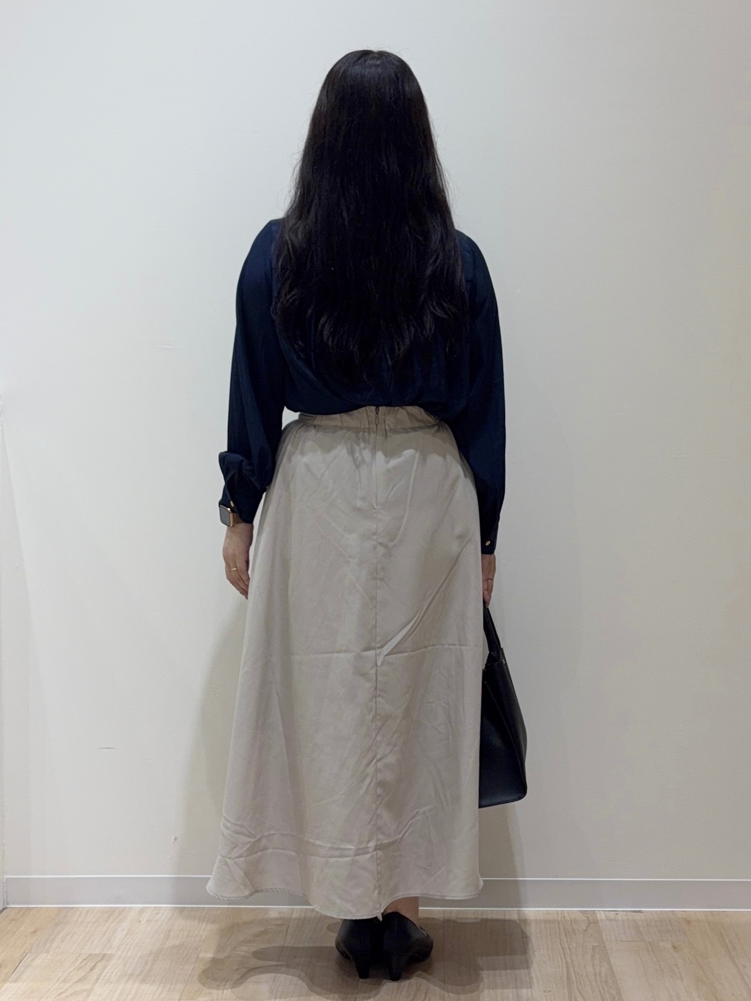 minamiさんの「grove｜【通勤/きれいめ】上品な艶を纏う ヴィンテージサテンブラウス」を使ったコーディネート