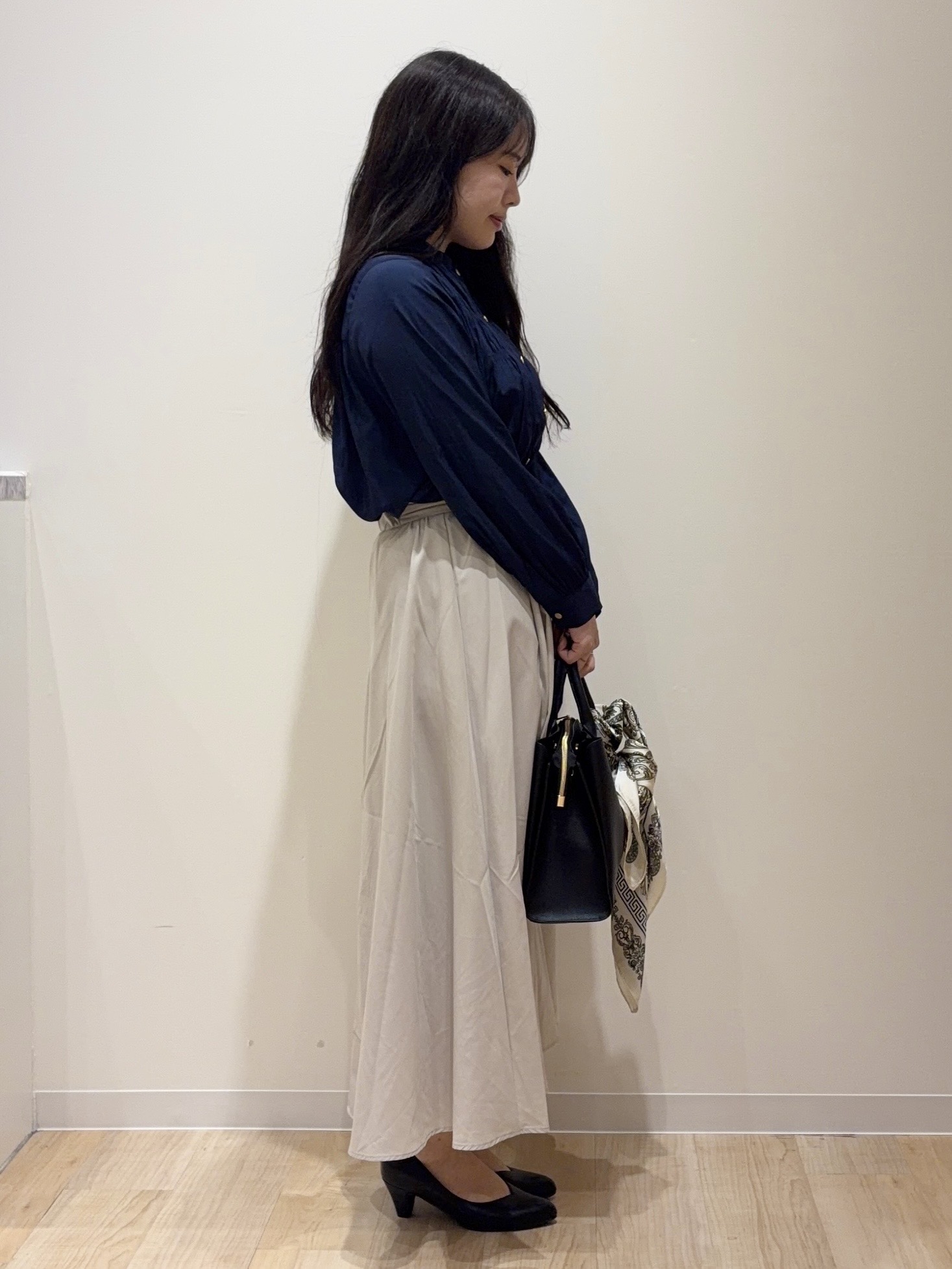 minamiさんの「grove｜【通勤/きれいめ】上品な艶を纏う ヴィンテージサテンブラウス」を使ったコーディネート