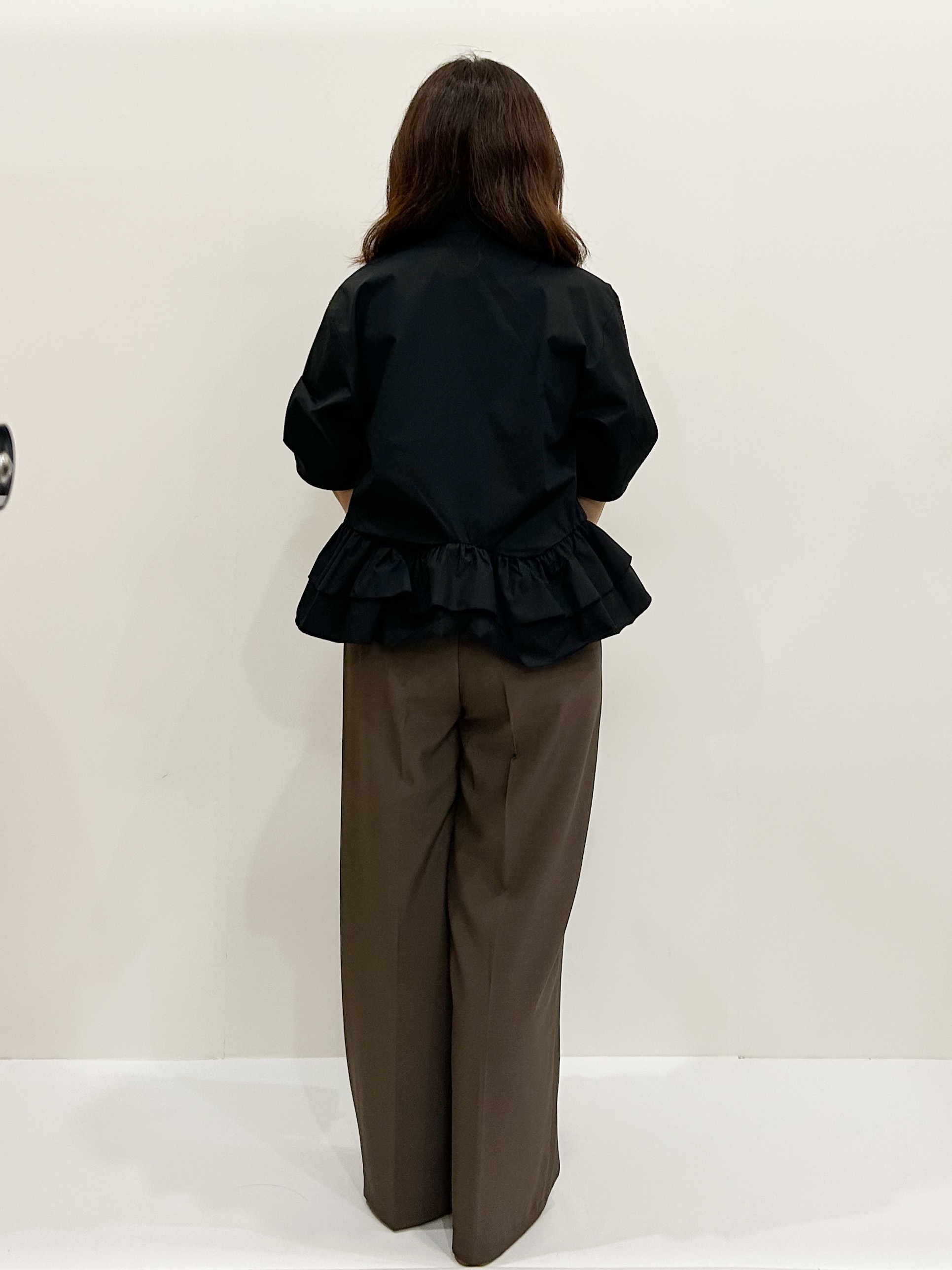 ちゃこさんの「OPAQUE.CLIP｜【森絵梨佳さん着用】裾ラッフルデザインブラウス《洗濯機OK》」を使ったコーディネート
