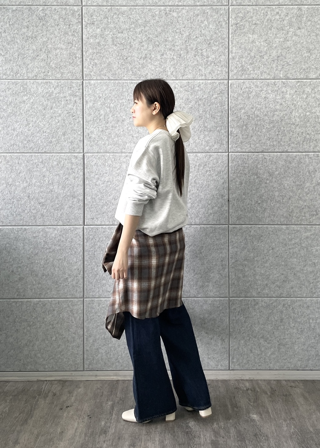 Renoさんの「INDIVI｜フォルムロゴスウェット」を使ったコーディネート