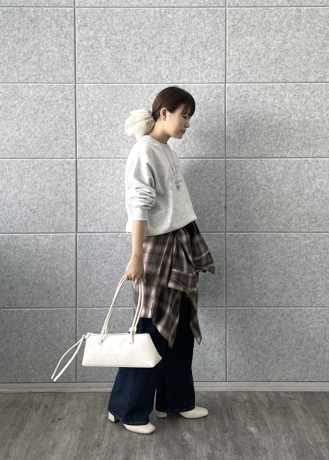 Renoさんの「INDIVI｜フォルムロゴスウェット」を使ったコーディネート