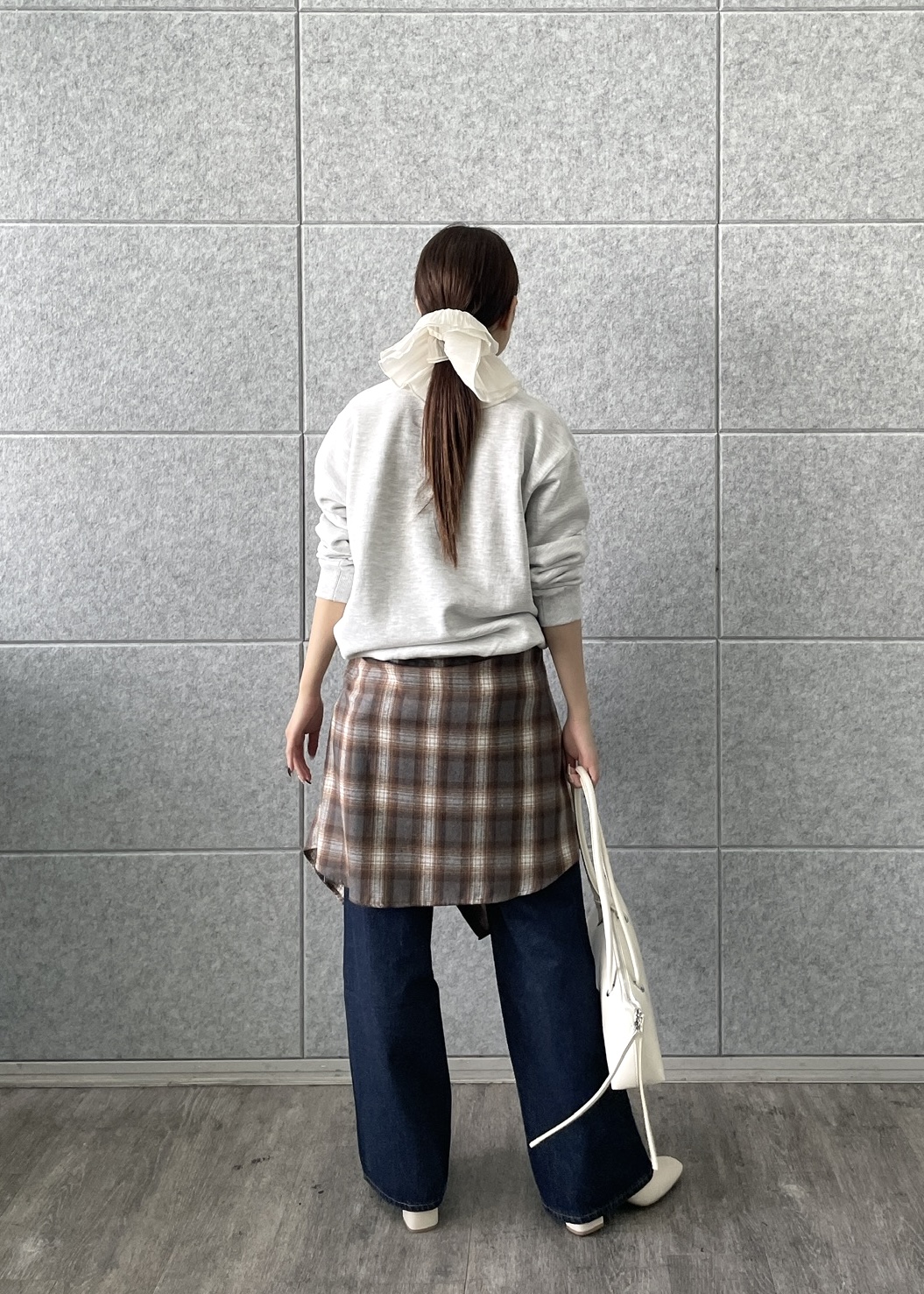 Renoさんの「INDIVI｜フォルムロゴスウェット」を使ったコーディネート