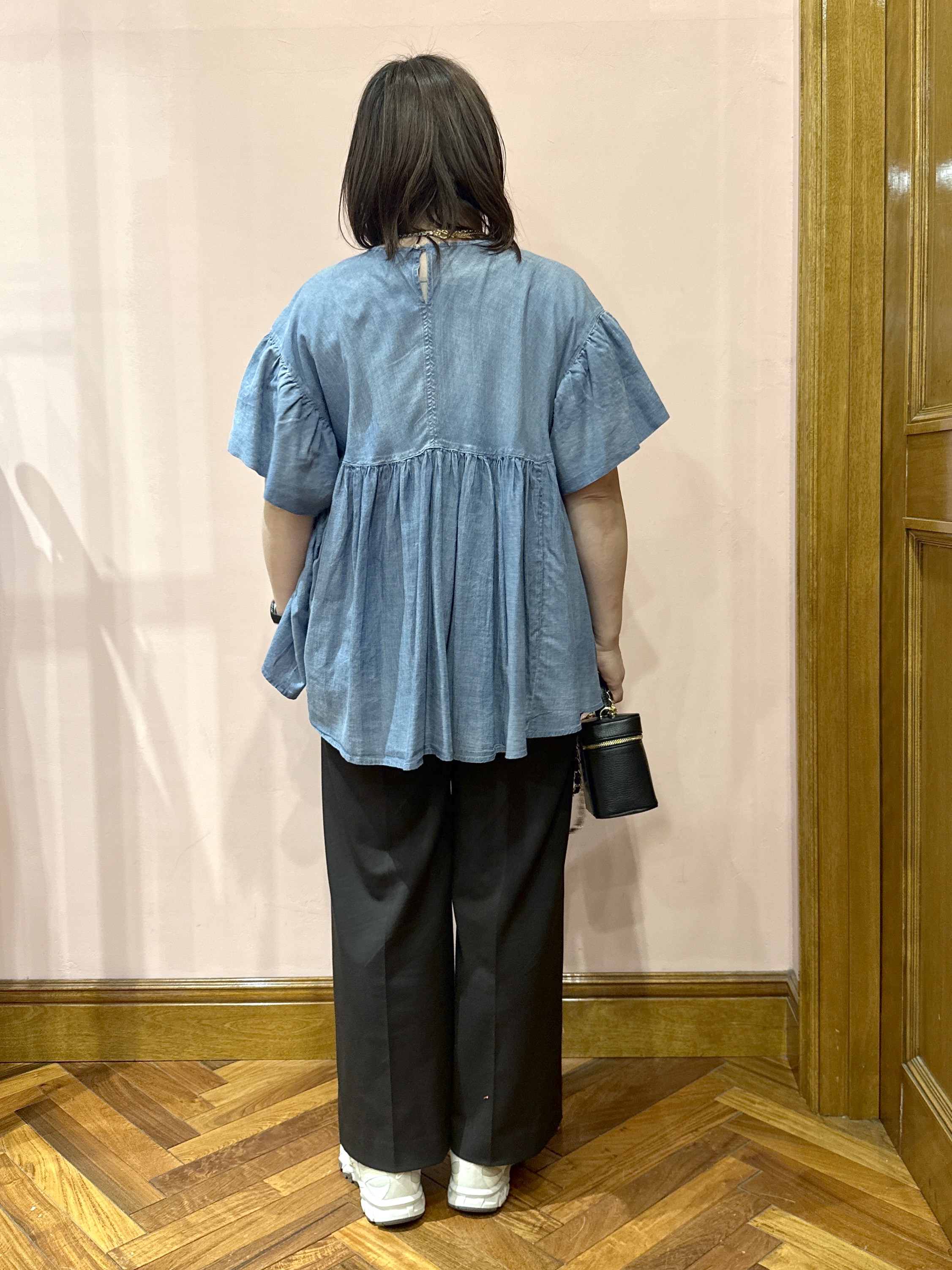 komatsuさんの「DRESSTERIOR｜【涼しく着映え】シアーデニムAラインブラウス」を使ったコーディネート