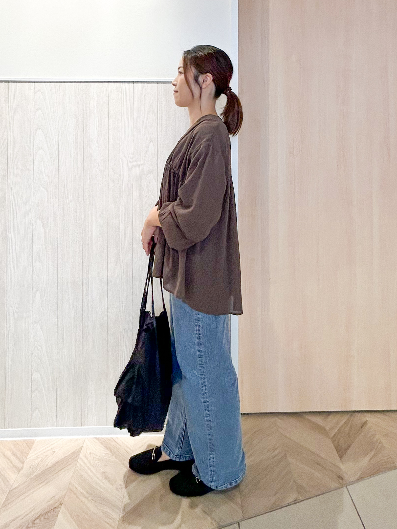 tomoさんの「SHOO･LA･RUE｜【S-LL/洗濯機可】着痩せシルエット シャーリングシャツカーディガン」を使ったコーディネート