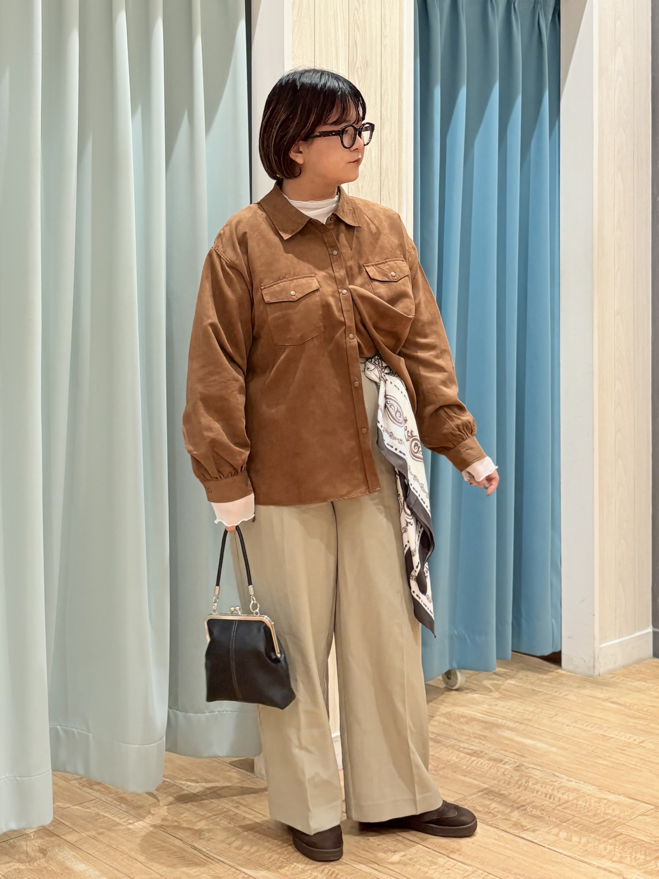 砂糖さんの「SHOO･LA･RUE｜【S-LL/洗濯機可】なめらかさが心地いい。スエード調ポケットシャツ」を使ったコーディネート