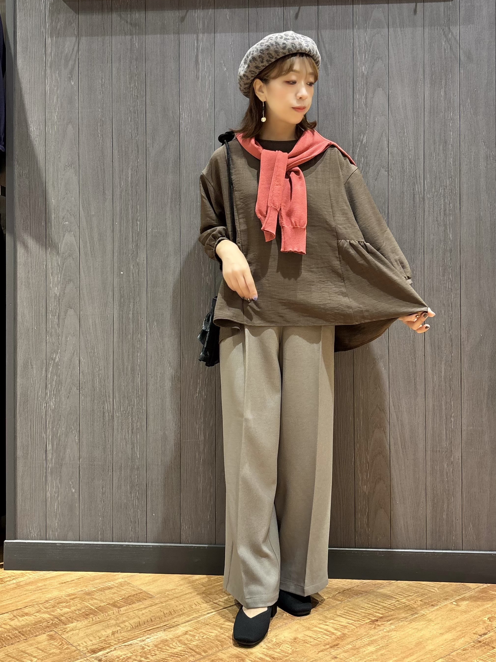 meiさんの「SHOO･LA･RUE｜【S-LL/洗濯機可/体型カバー】サイドギャザーで後ろも魅せる 7分袖ペプラムブラウス」を使ったコーディネート