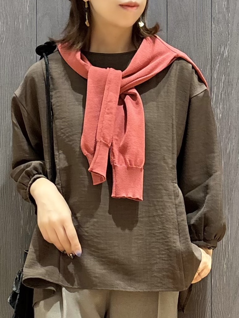 meiさんの「SHOO･LA･RUE｜【S-LL/洗濯機可/体型カバー】サイドギャザーで後ろも魅せる 7分袖ペプラムブラウス」を使ったコーディネート