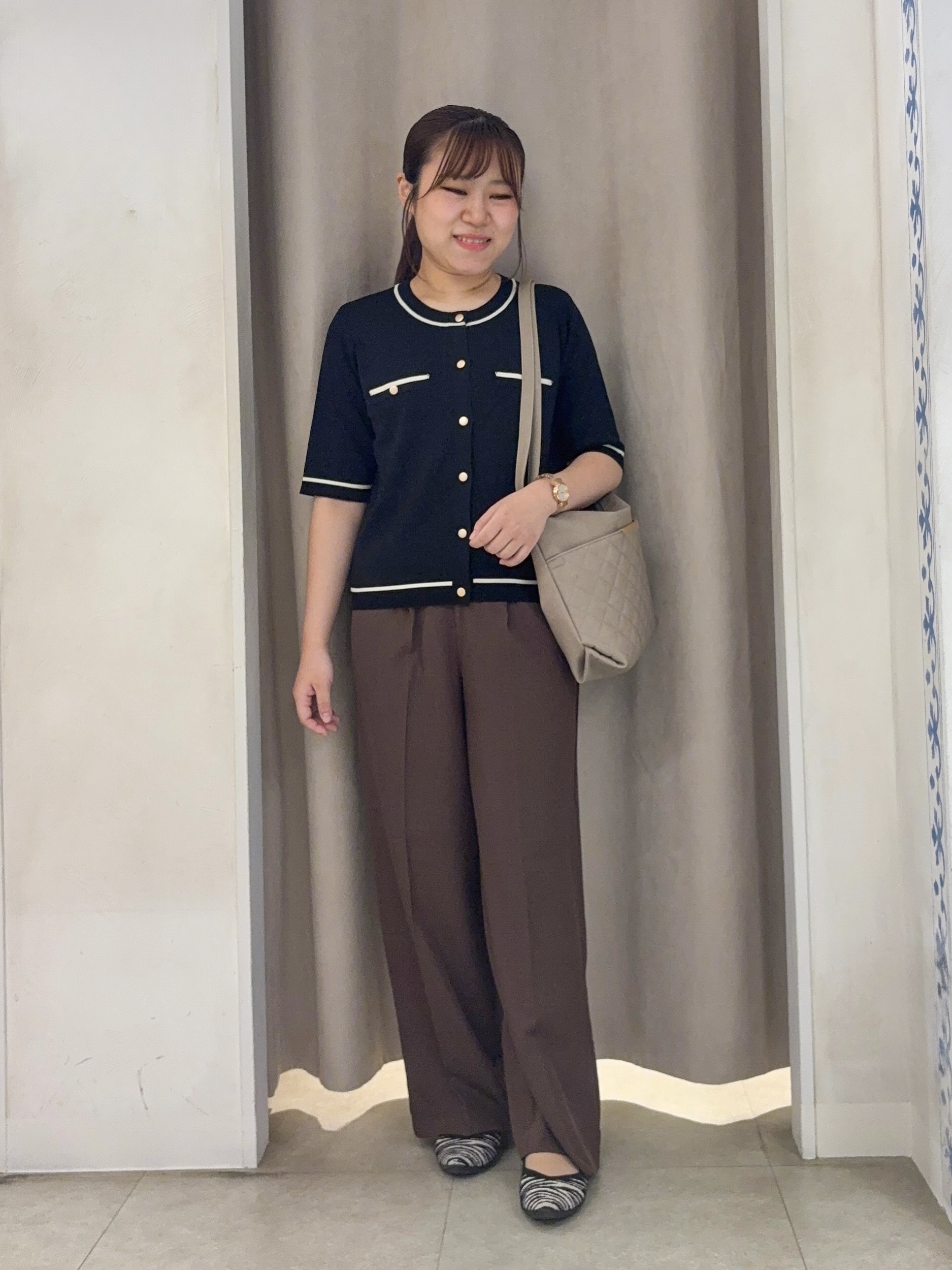 SO(R)Aさんの「SHOO･LA･RUE｜【着丈選べる/洗濯後しわになりにくい】インせず着られる ドルマンブラウス」を使ったコーディネート