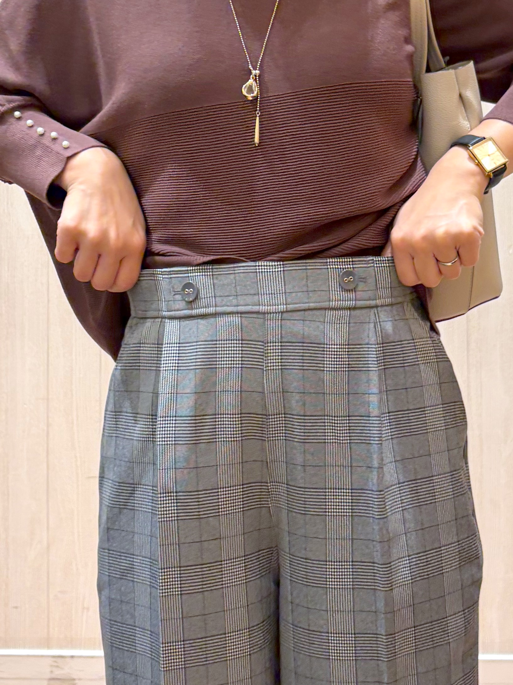 shirayuuuさんの「SHOO･LA･RUE｜【毛玉になりにくい】パール調ボタンが女性らしさをプラス ガーター切替 7分袖ドルマンニット」を使ったコーディネート