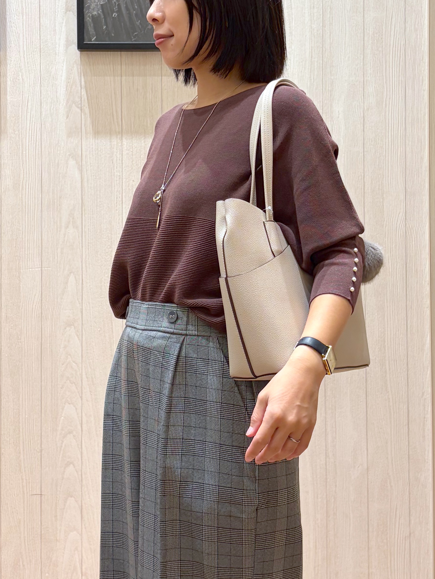 shirayuuuさんの「SHOO･LA･RUE｜【毛玉になりにくい】パール調ボタンが女性らしさをプラス ガーター切替 7分袖ドルマンニット」を使ったコーディネート