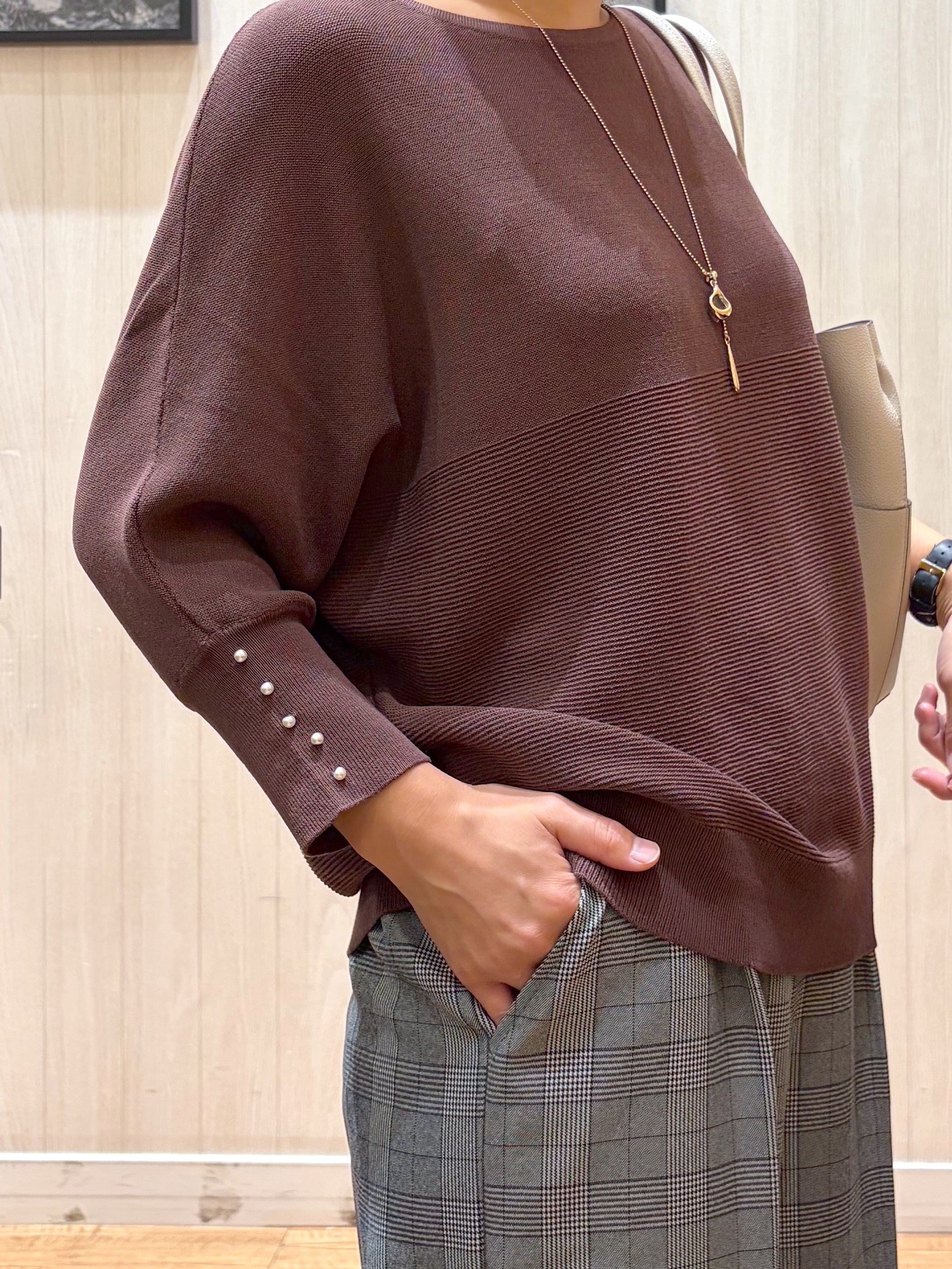 shirayuuuさんの「SHOO･LA･RUE｜【毛玉になりにくい】パール調ボタンが女性らしさをプラス ガーター切替 7分袖ドルマンニット」を使ったコーディネート