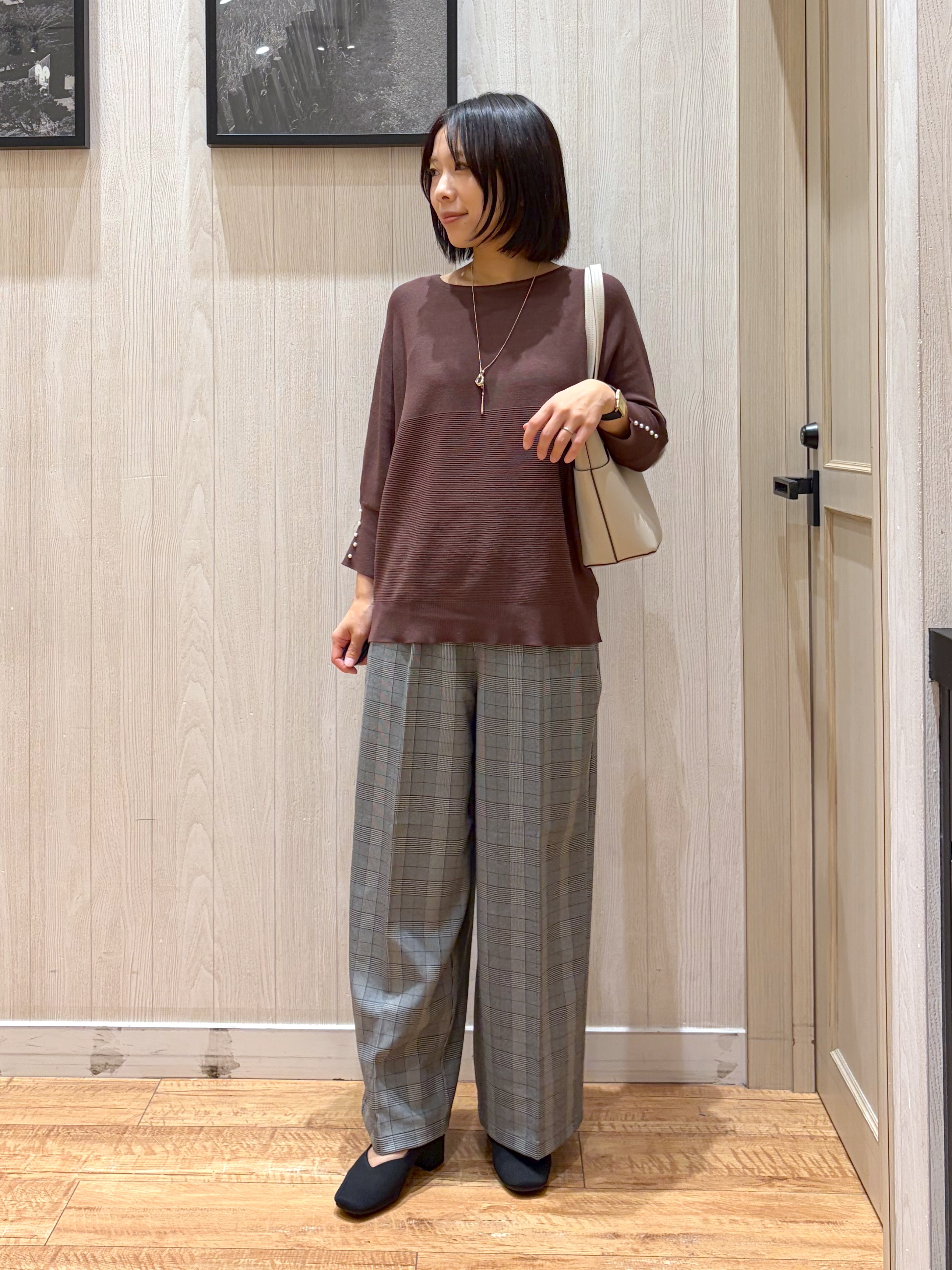 shirayuuuさんの「SHOO･LA･RUE｜【毛玉になりにくい】パール調ボタンが女性らしさをプラス ガーター切替 7分袖ドルマンニット」を使ったコーディネート