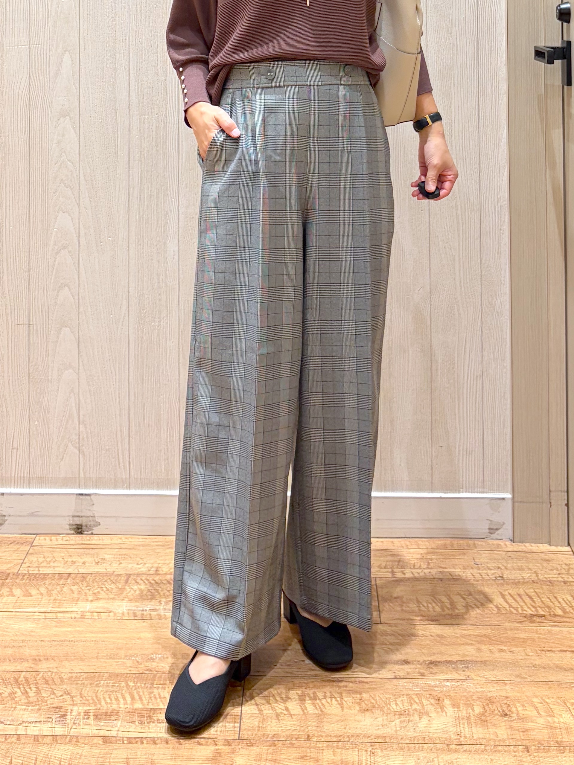 shirayuuuさんの「SHOO･LA･RUE｜【毛玉になりにくい】パール調ボタンが女性らしさをプラス ガーター切替 7分袖ドルマンニット」を使ったコーディネート