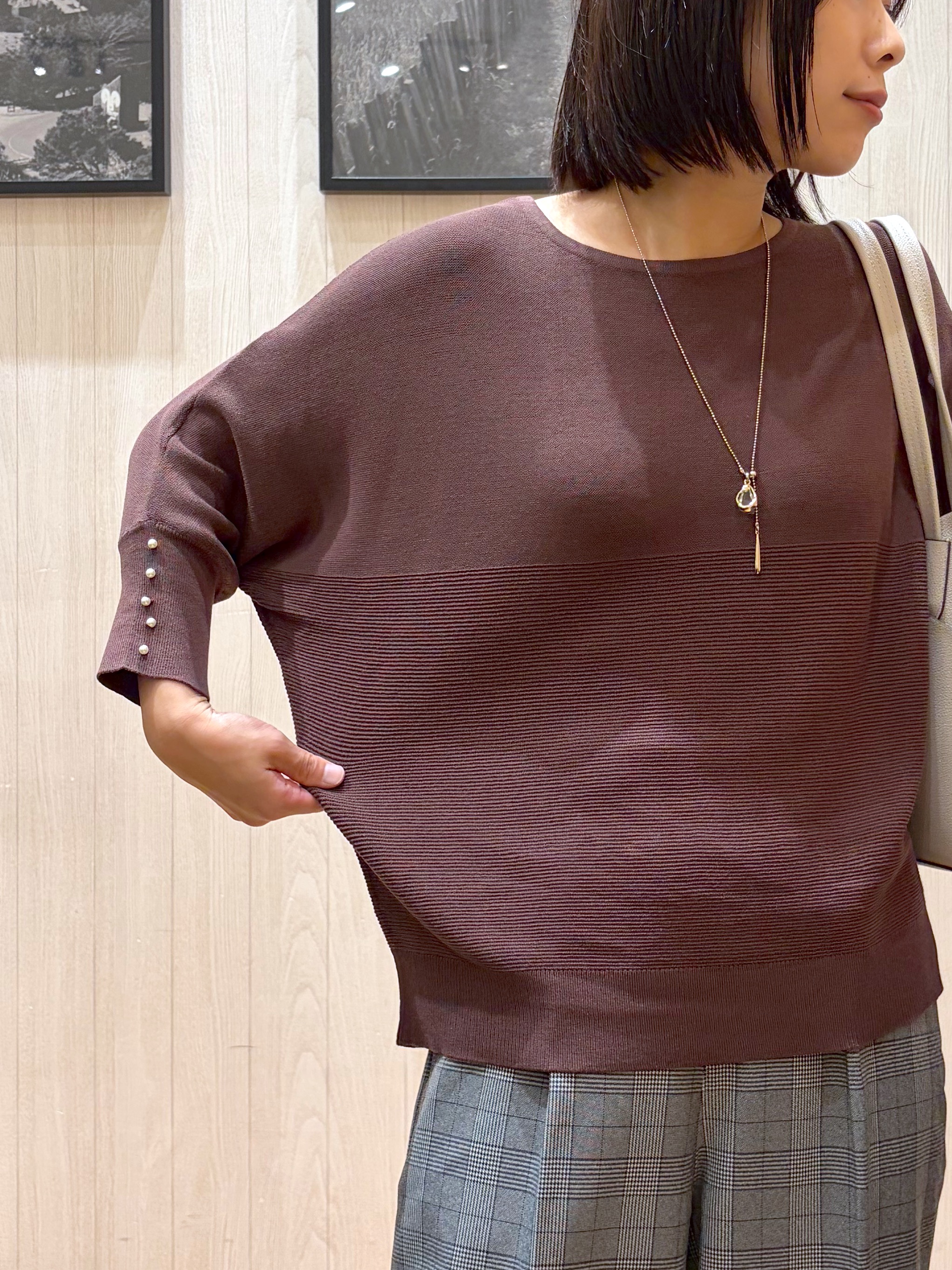 shirayuuuさんの「SHOO･LA･RUE｜【毛玉になりにくい】パール調ボタンが女性らしさをプラス ガーター切替 7分袖ドルマンニット」を使ったコーディネート