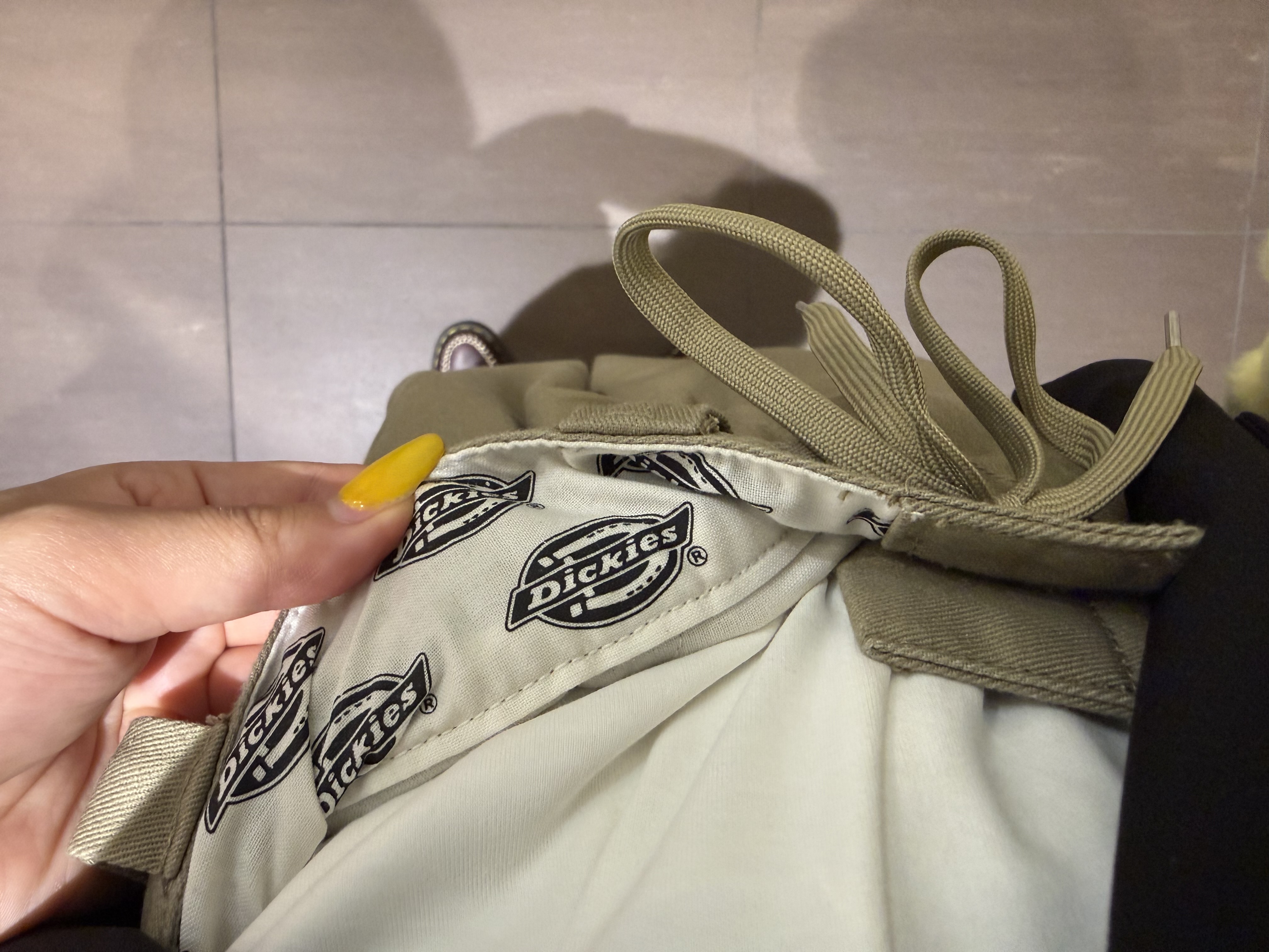 安本有里さんの「tk.TAKEO KIKUCHI｜【別注】Dickies(R)　TRバレルパンツ」を使ったコーディネート