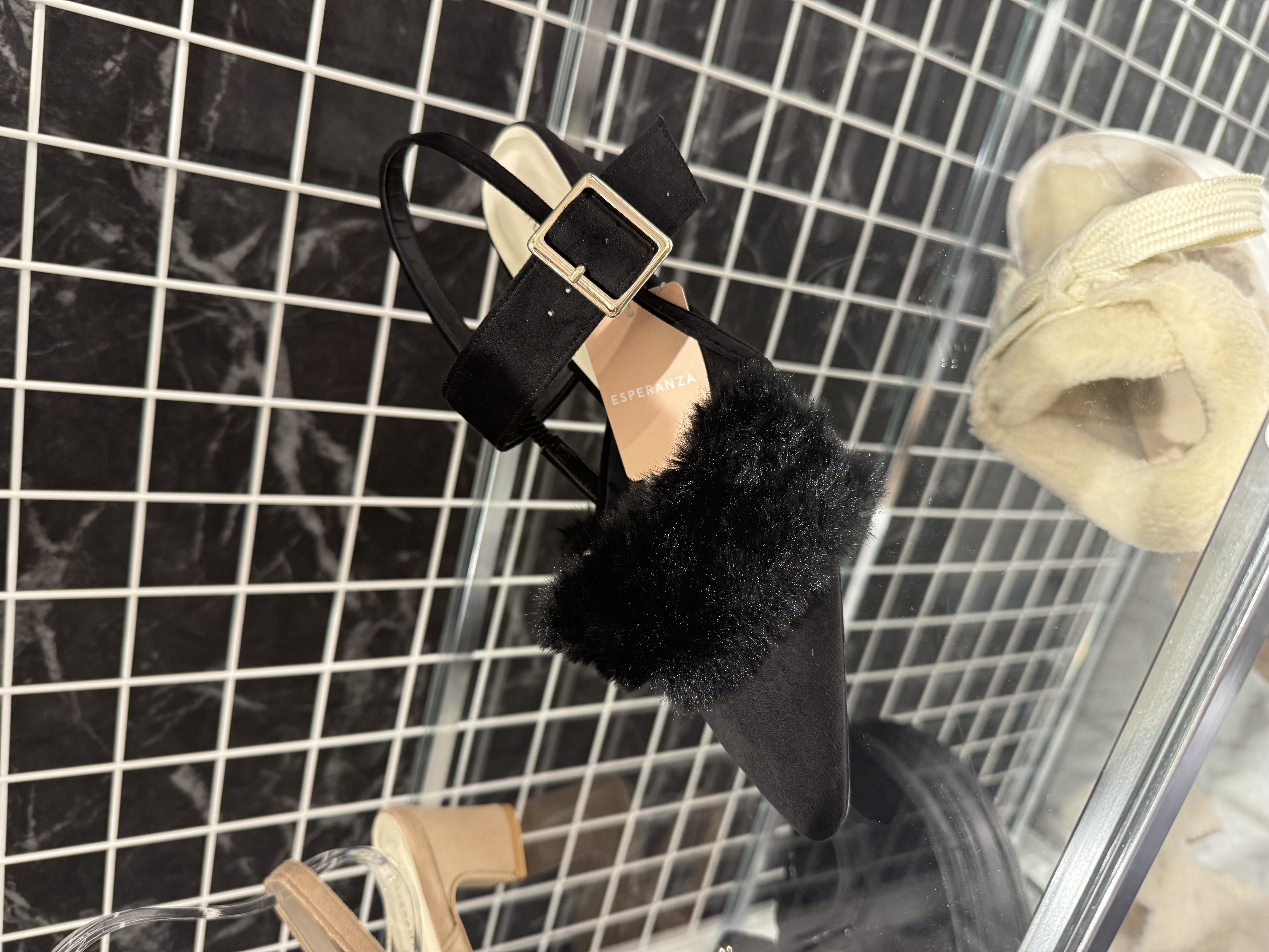 neinaさんの「ESPERANZA｜【Fur Collection】ファー付き2WAYスリングバックミュールパンプス」を使ったコーディネート