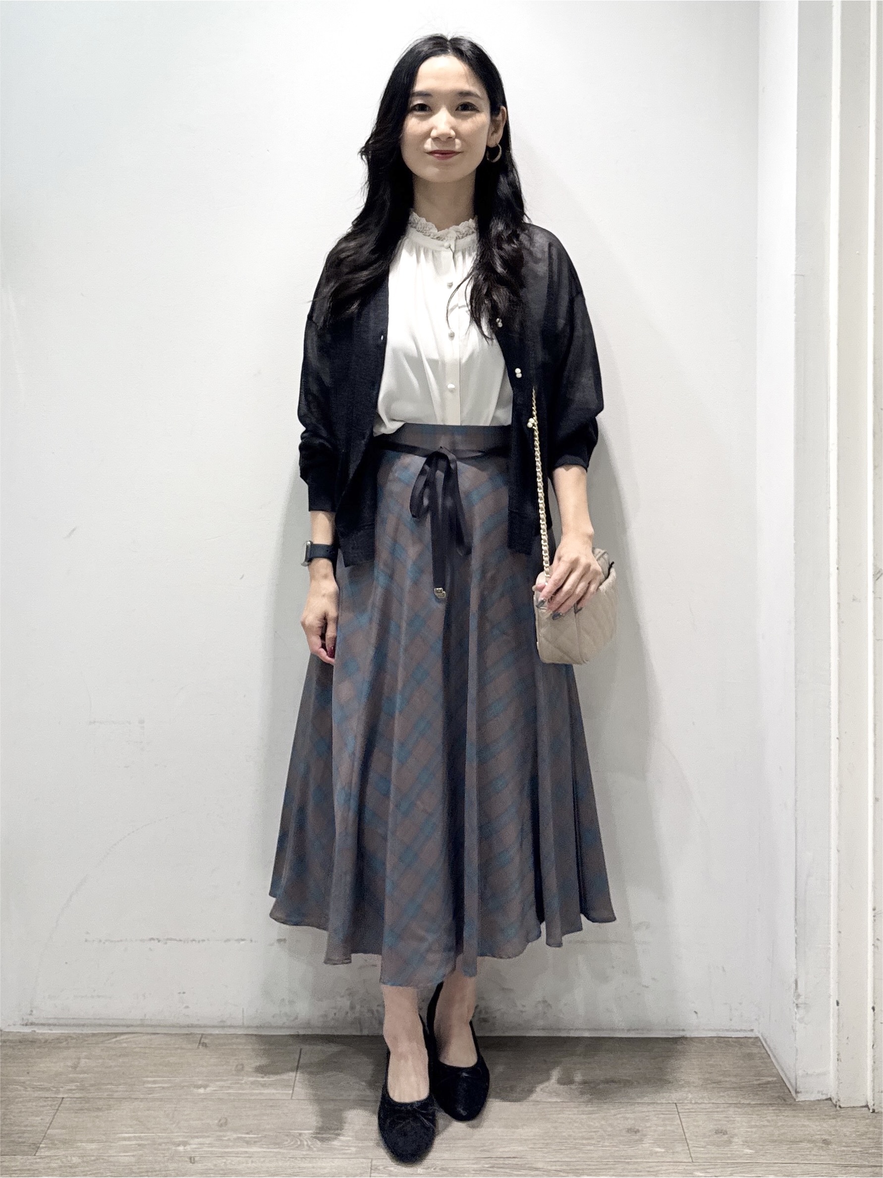 yuicciさんの「OPAQUE.CLIP｜【上品な透け感】ダブルパール調釦 愛されシアーカーディガン」を使ったコーディネート