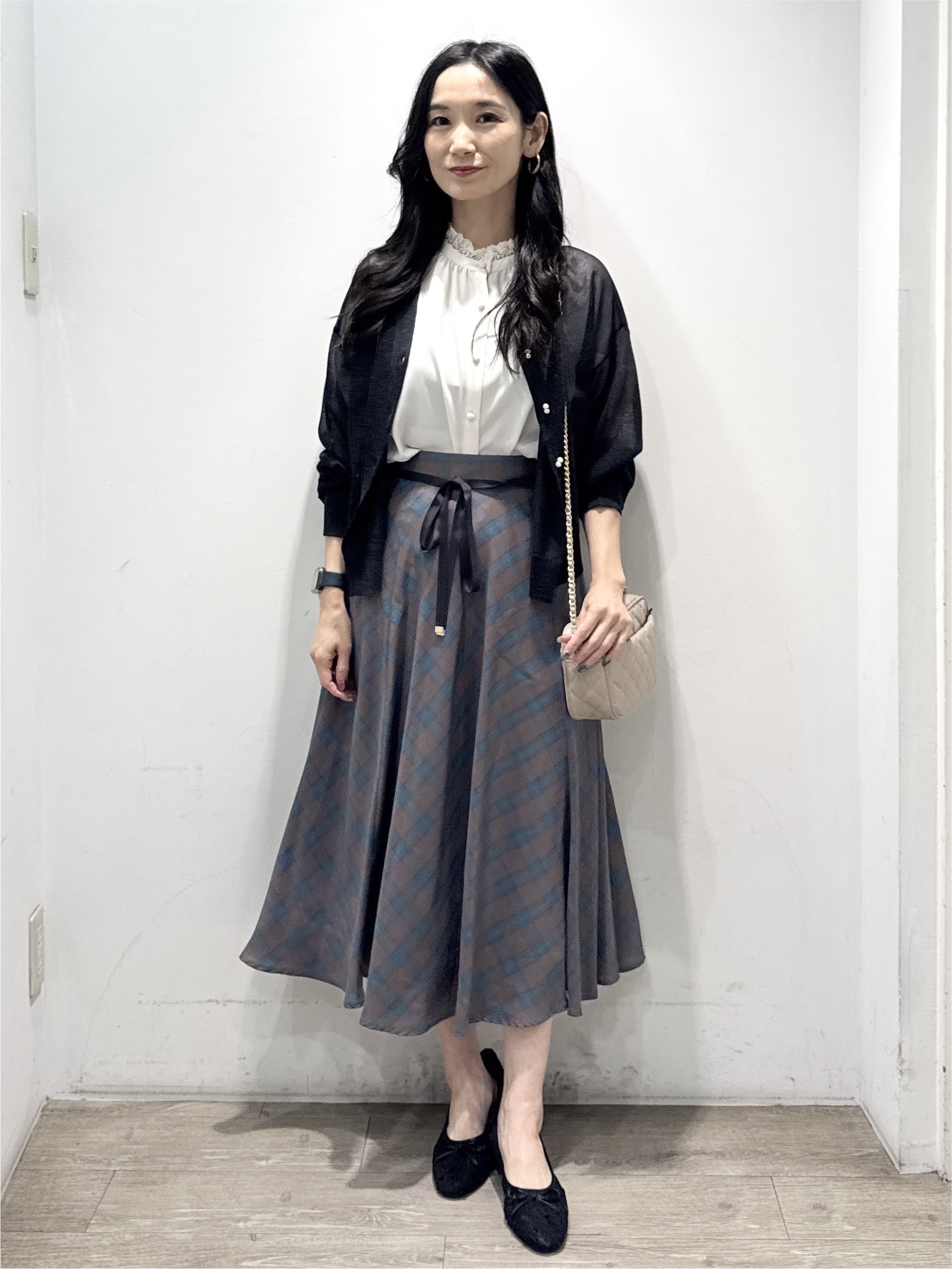 yuicciさんの「OPAQUE.CLIP｜【上品な透け感】ダブルパール調釦 愛されシアーカーディガン」を使ったコーディネート