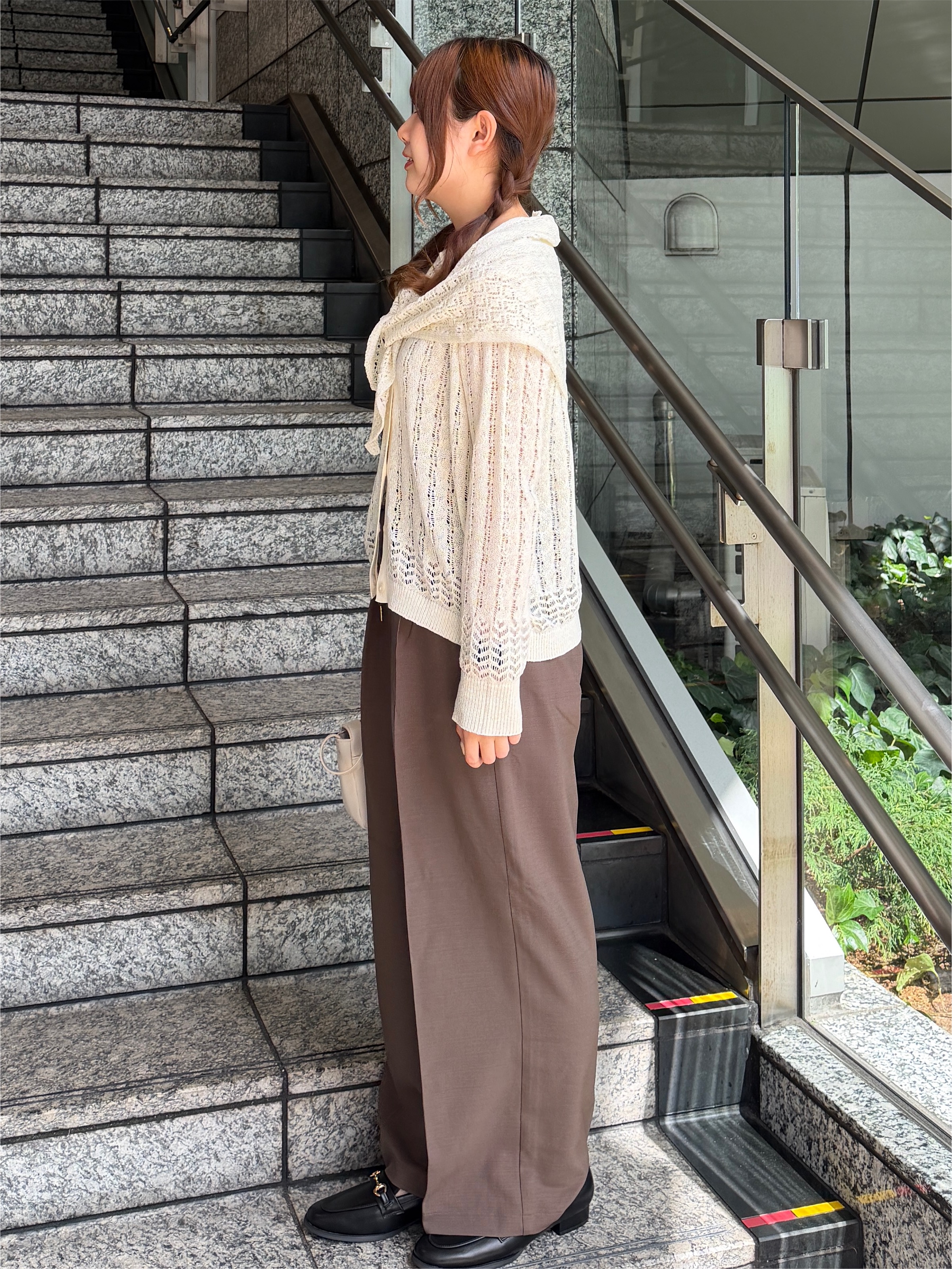 HANNAさんの「OPAQUE.CLIP｜＜ニットスカーフ付き＞透かし編みカーディガン【洗濯機ＯＫ】」を使ったコーディネート