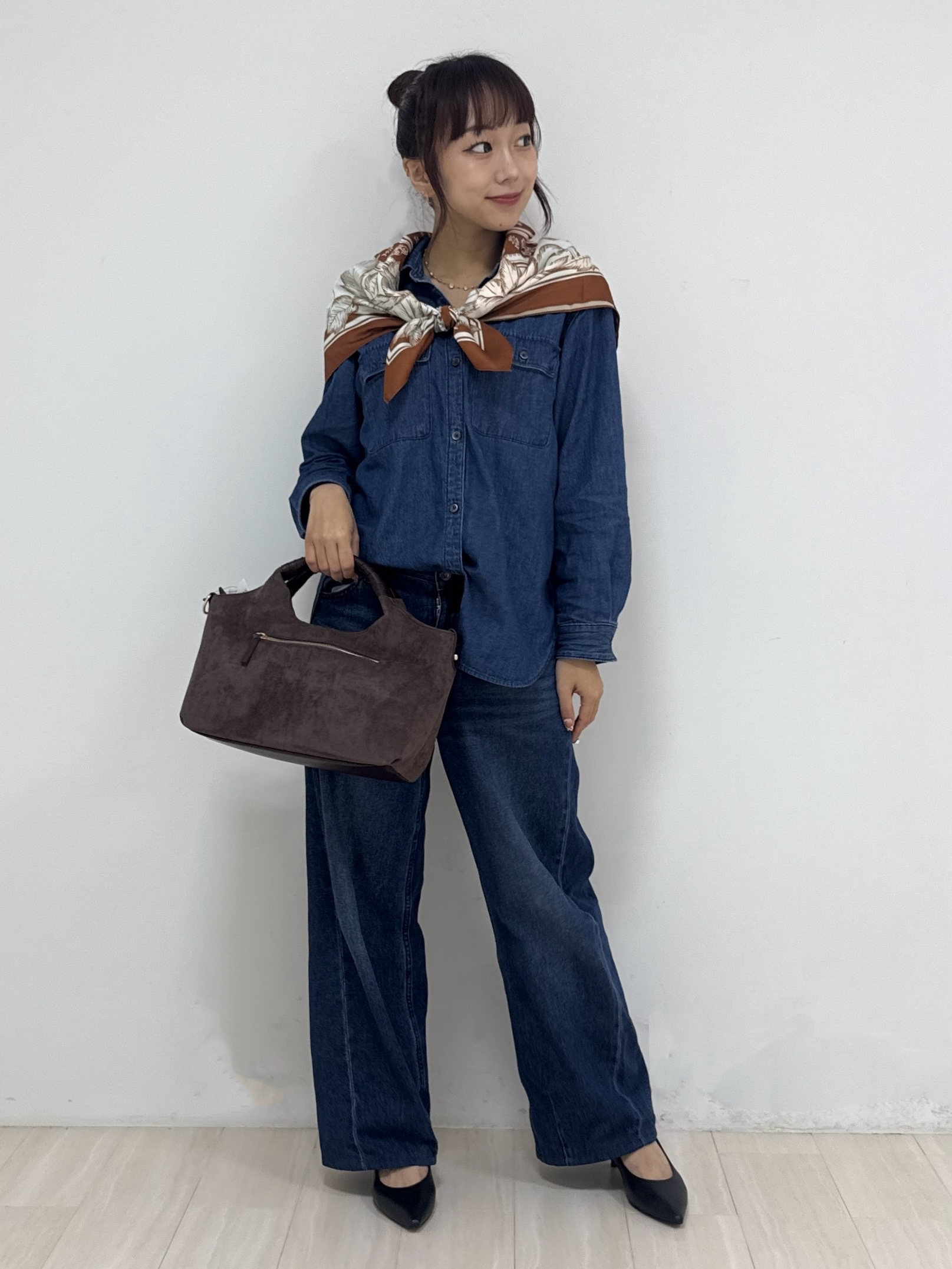 萩原 優里菜さんの「INDIVI｜【洗える／体型カバー】ライトデニム ワークシャツ」を使ったコーディネート