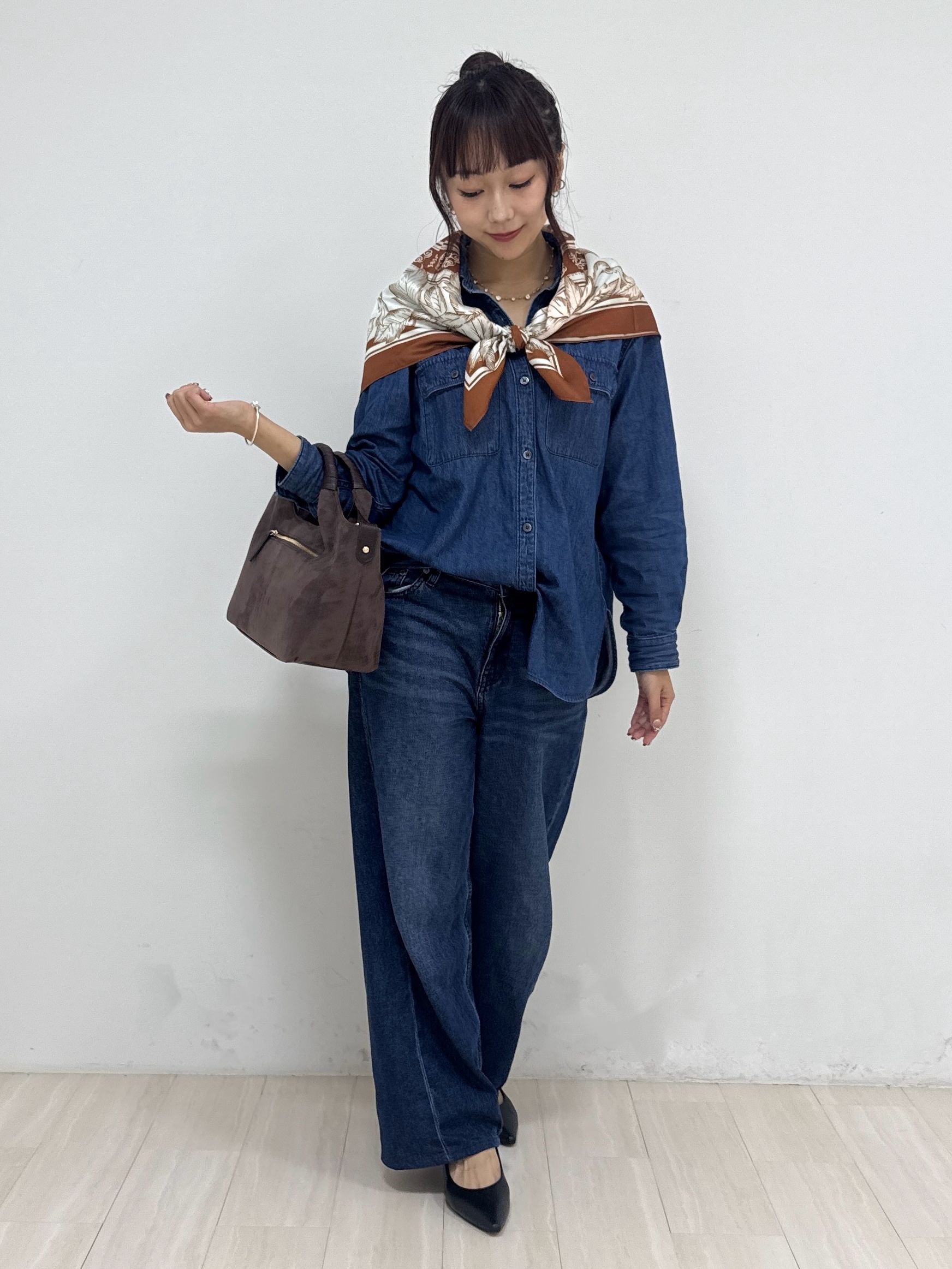 萩原 優里菜さんの「INDIVI｜【洗える／体型カバー】ライトデニム ワークシャツ」を使ったコーディネート