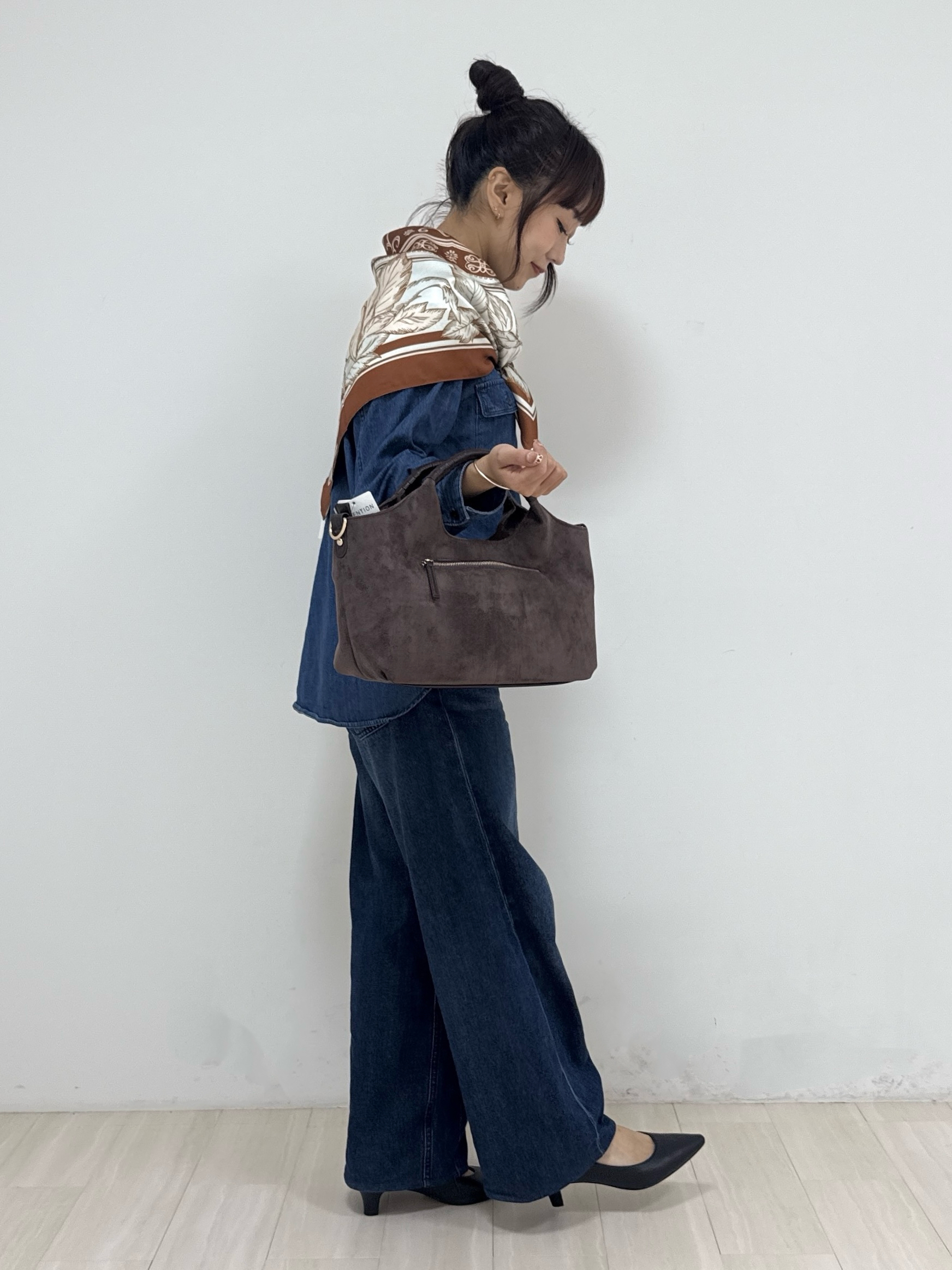 萩原 優里菜さんの「INDIVI｜【洗える／体型カバー】ライトデニム ワークシャツ」を使ったコーディネート