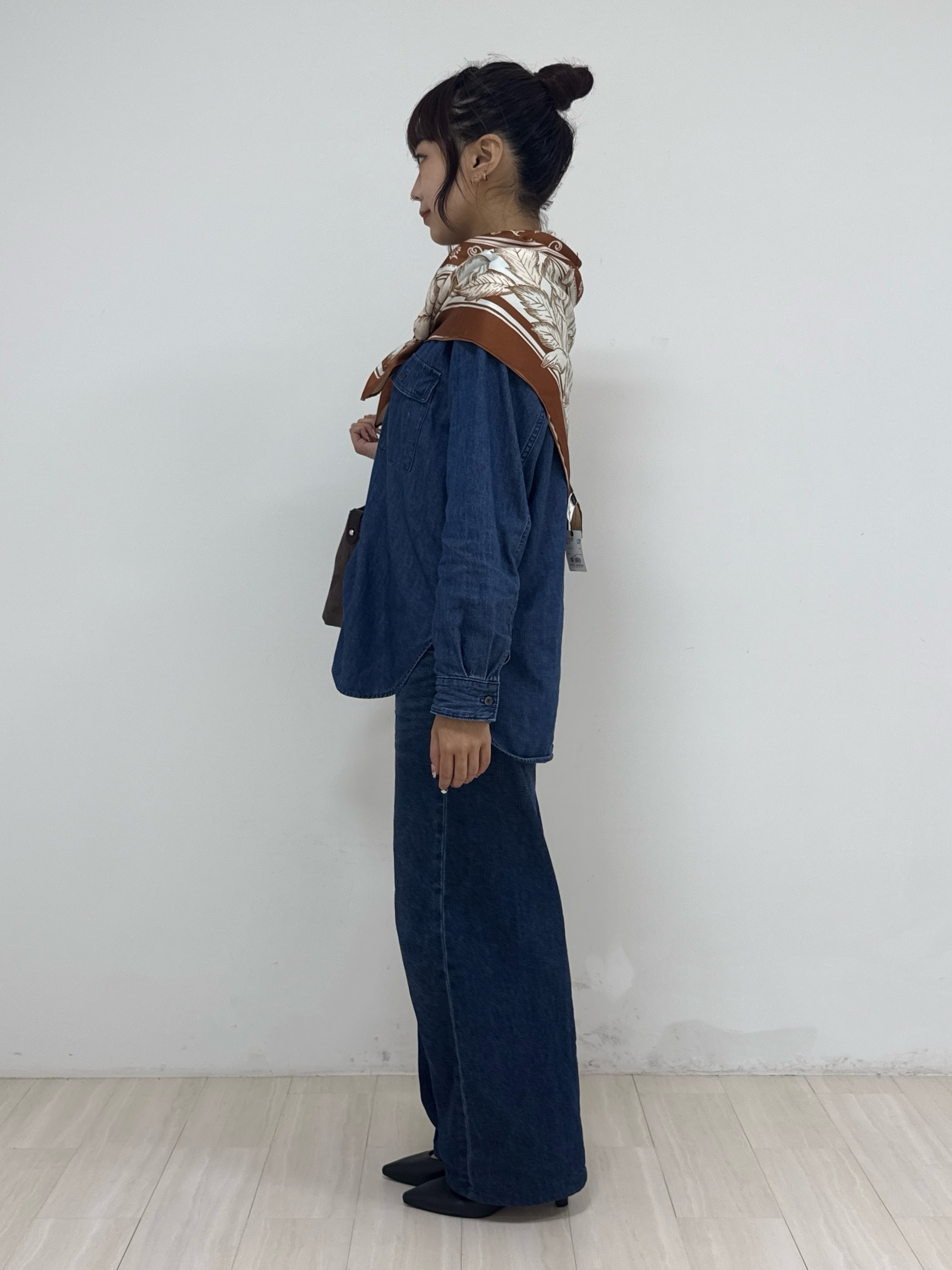萩原 優里菜さんの「INDIVI｜【洗える／体型カバー】ライトデニム ワークシャツ」を使ったコーディネート