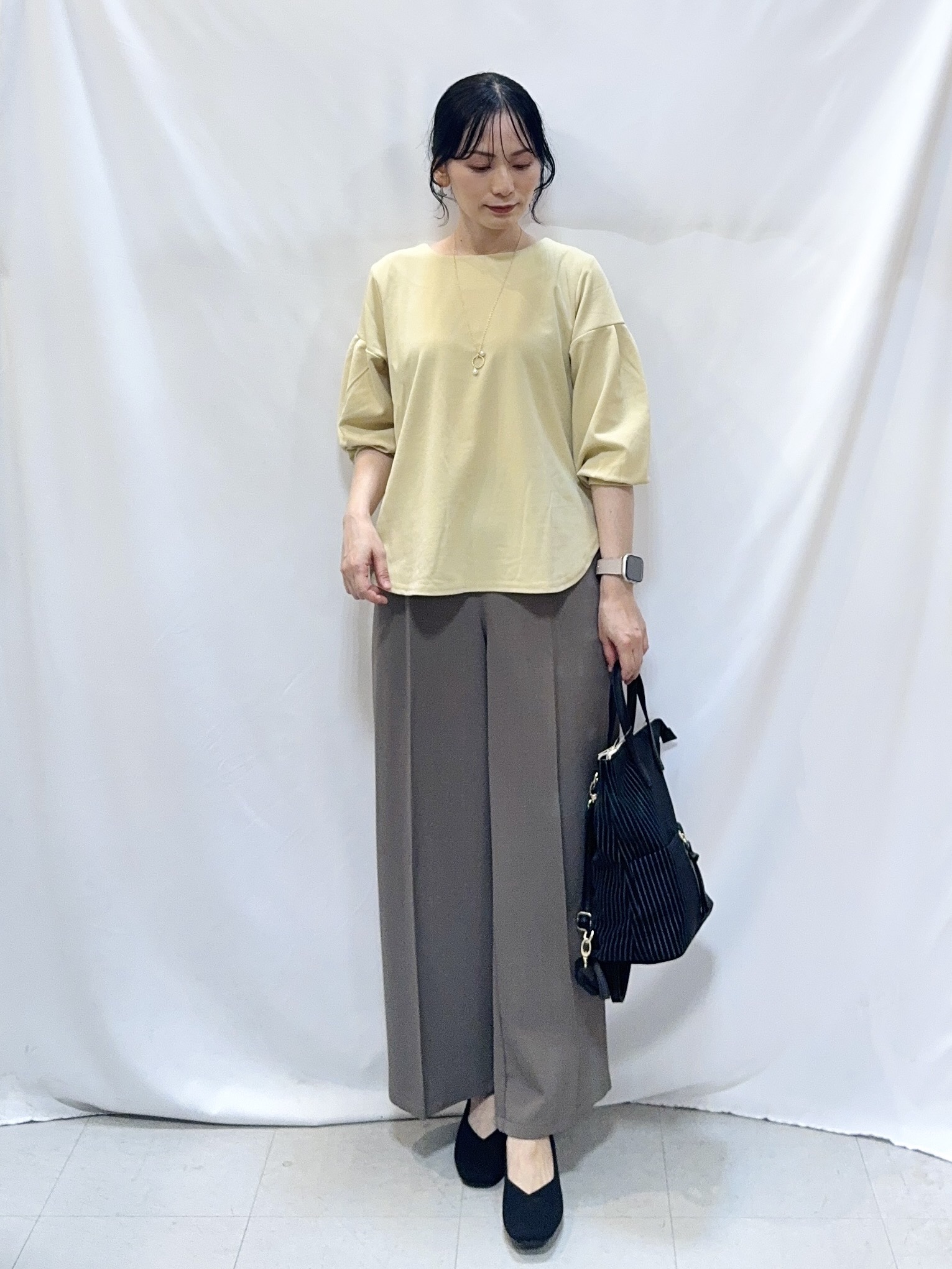 𝐇𝐢𝐫𝐨𝐦𝐢さんの「SHOO･LA･RUE｜【着丈選べる/2点セット/S-LL/洗濯機可】ネックレス付き 着心地さらり7分袖ブラウス」を使ったコーディネート